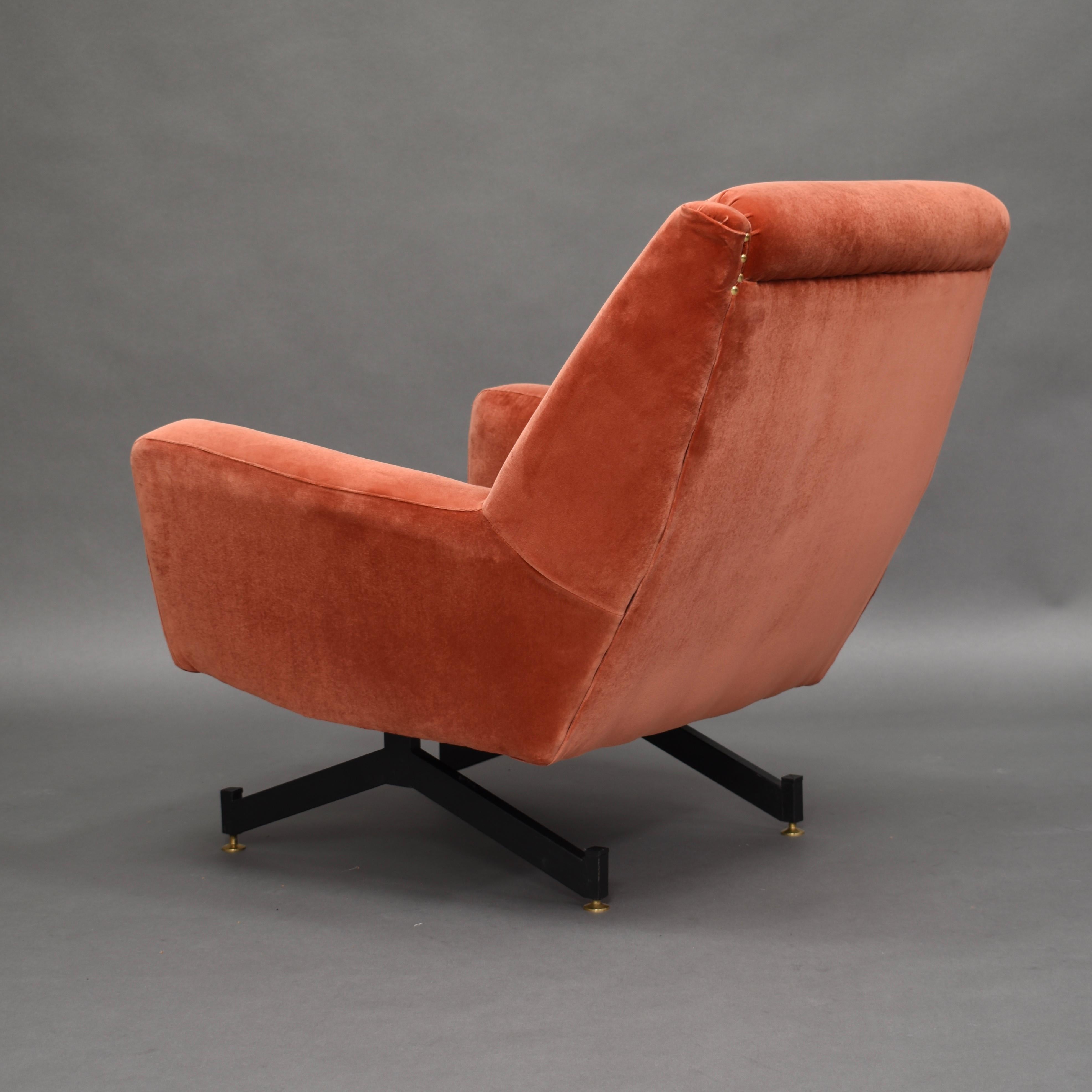 Pair of Italian Midcentury Lounge Chairs in New Copper Pink Velvet, 1950s 3