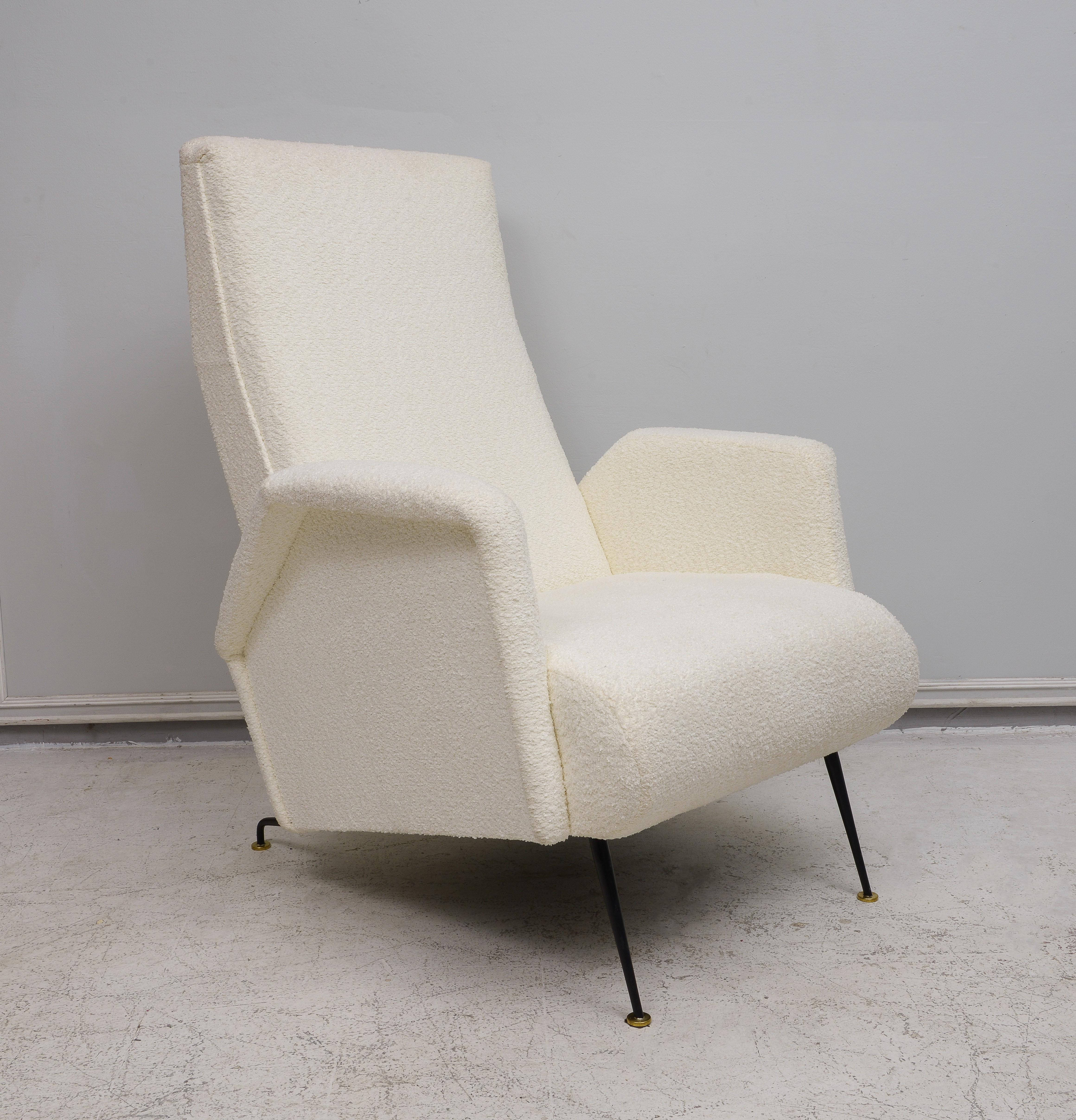 Pair of Italian Mid-century Lounge Chairs Upholstered in Bouclé Fabric In Excellent Condition For Sale In New York, NY