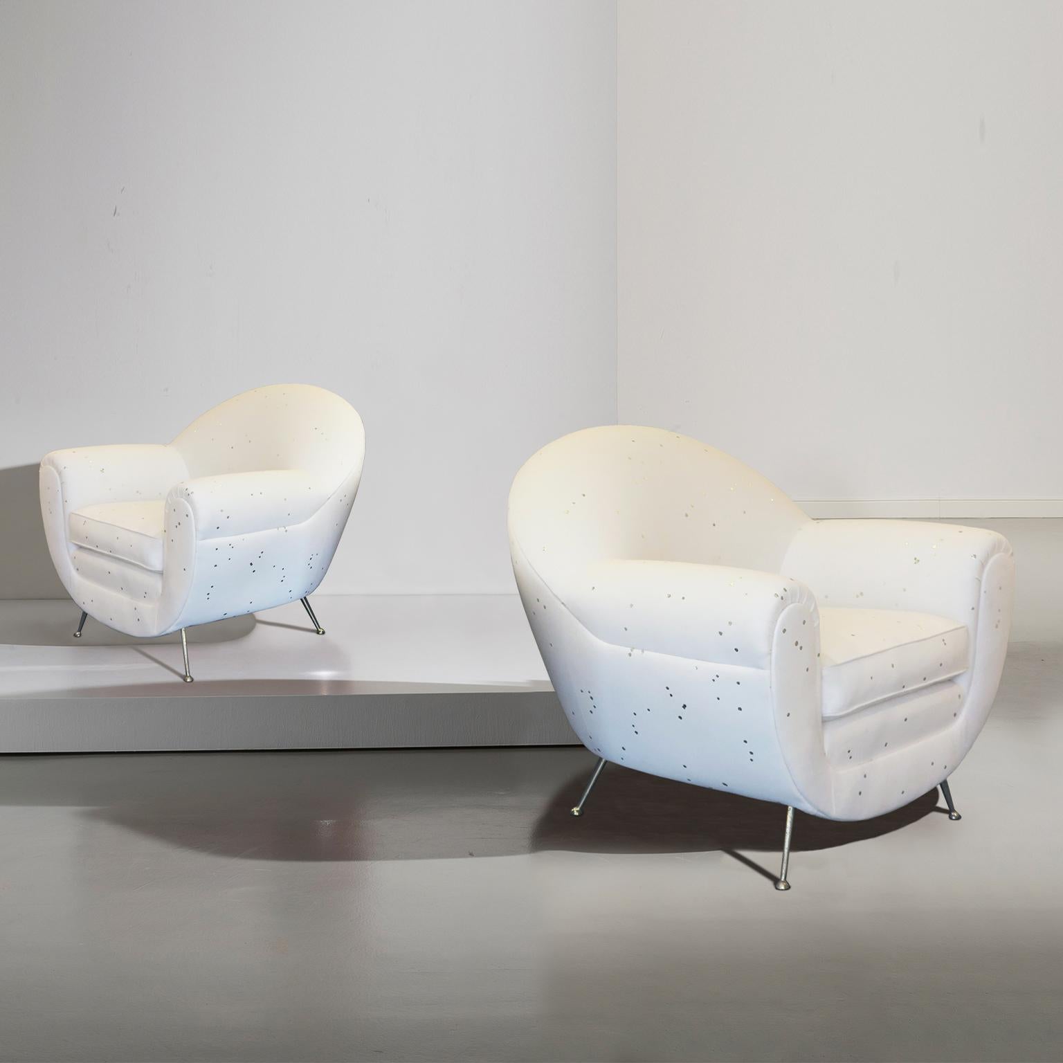 Mid-Century Modern Pair of Italian Mid-Century Lounge Chairs with Rounded Design For Sale