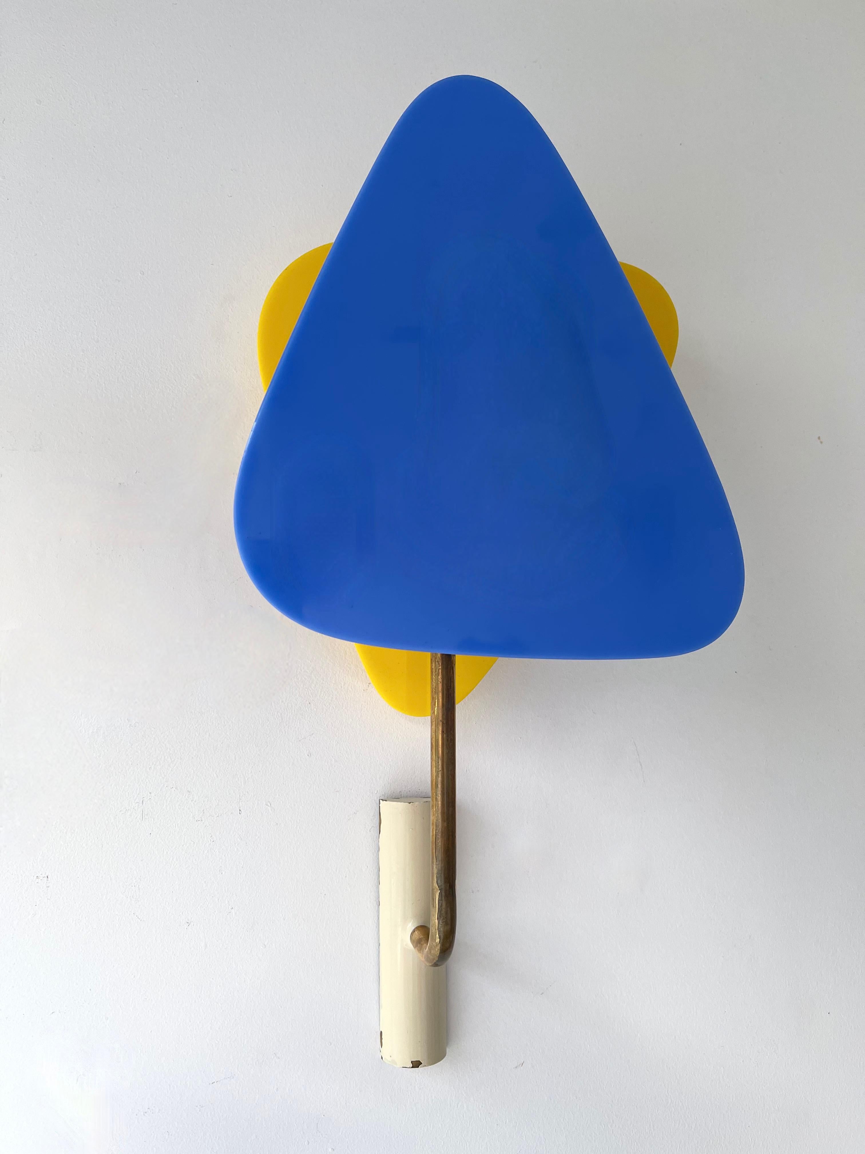 Pair of Italian mid century wall lights lamps sconces in yellow and blue lucite, brass and enamel metal by the editor Ambrosio Milano. Original editor stamp. Sculptural modernist design. Famous design like Stilnovo, Arteluce, Arredoluce, Angelo