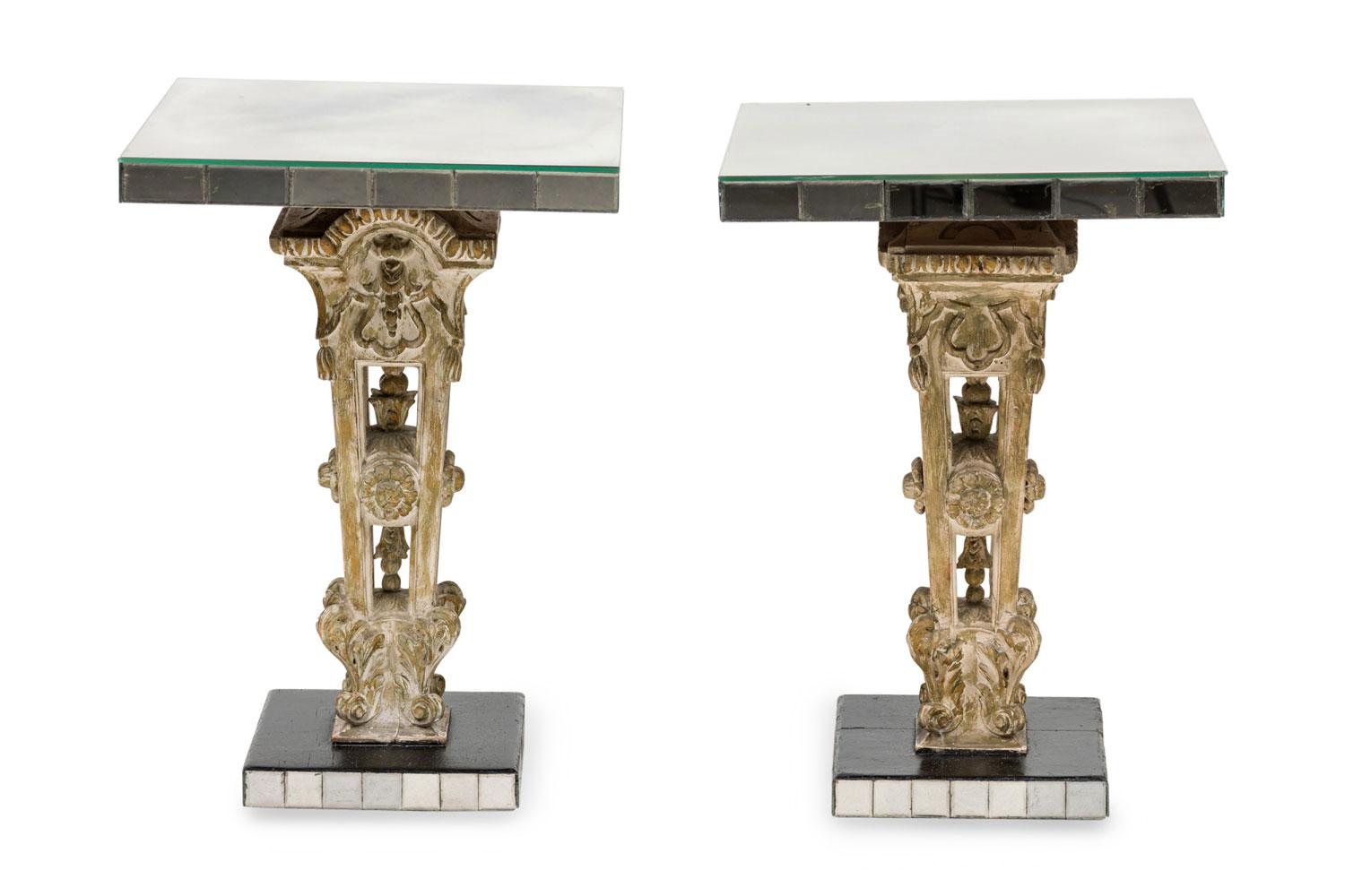 PAIRE de tables d'appoint italiennes du milieu du siècle, avec une colonne centrale en bois blanchi sculpté et orné, supportant un plateau carré en miroir fumé, et reposant sur une base en bois ébonisé (PRIX POUR LA PAIRE).

Bon état correspondant à