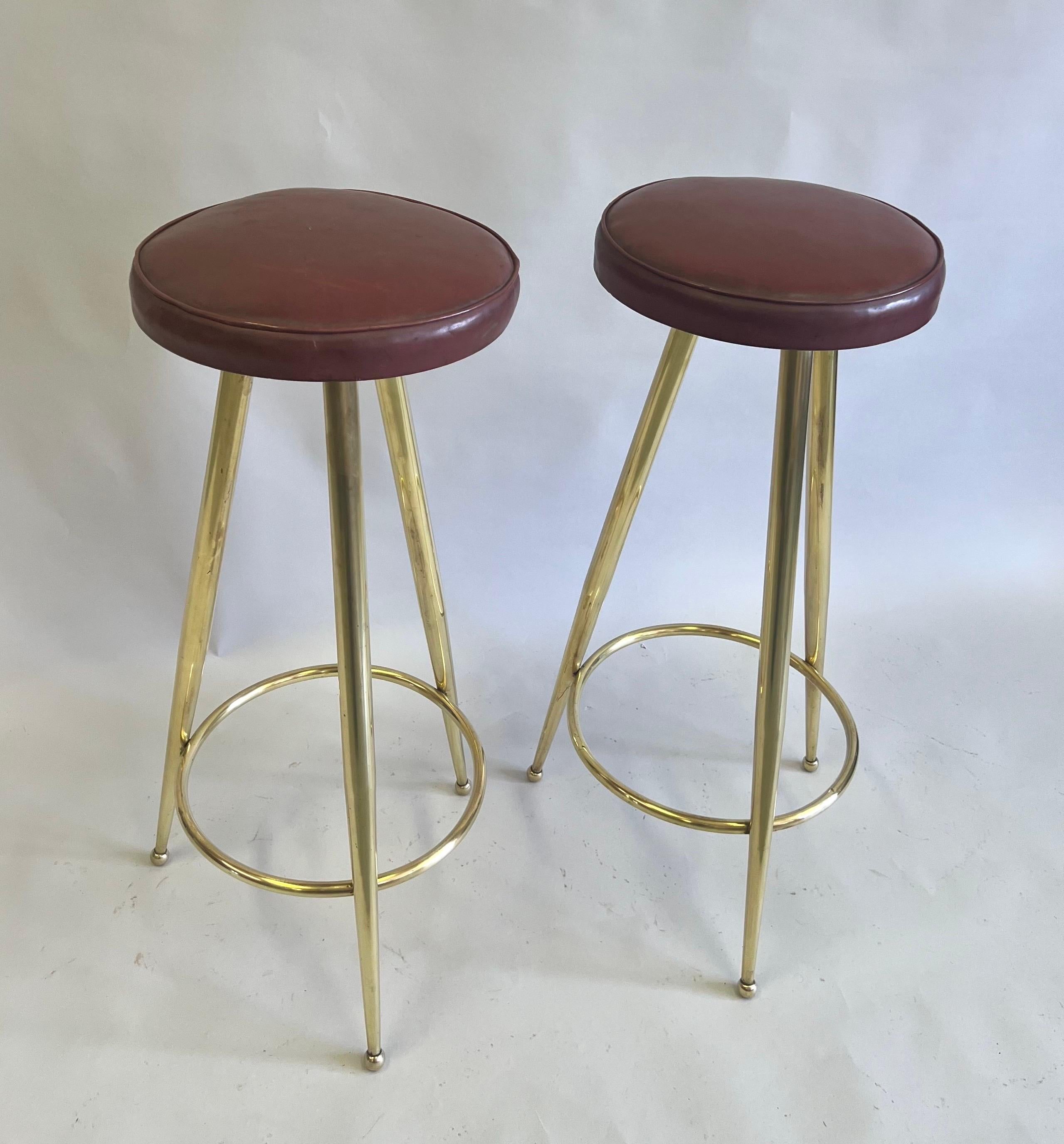 Hand-Crafted Pair of Italian Mid-Century Modern Brass Bar Stools by Gio Ponti For Sale