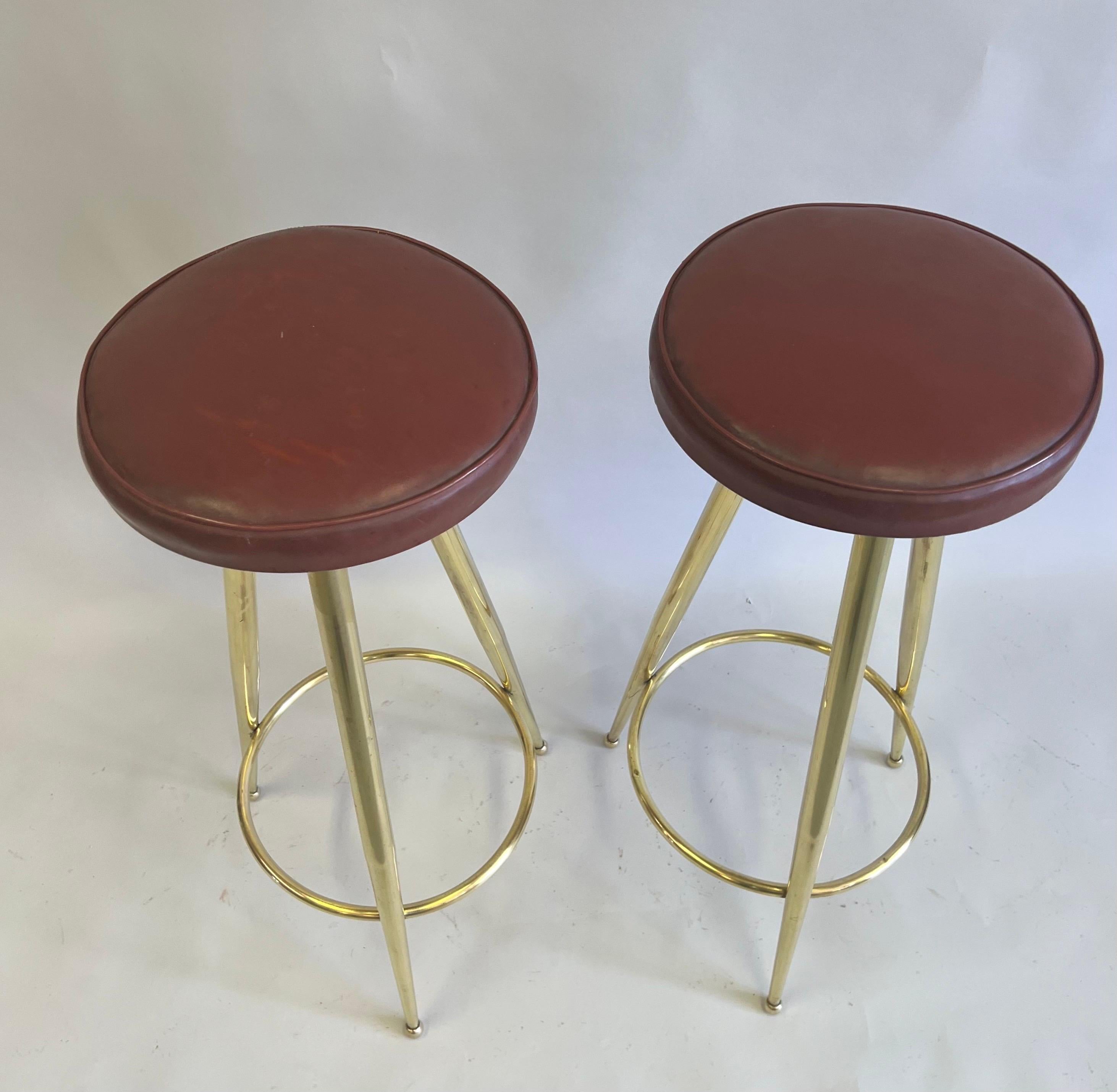 Pair of Italian Mid-Century Modern Brass Bar Stools by Gio Ponti In Good Condition For Sale In New York, NY