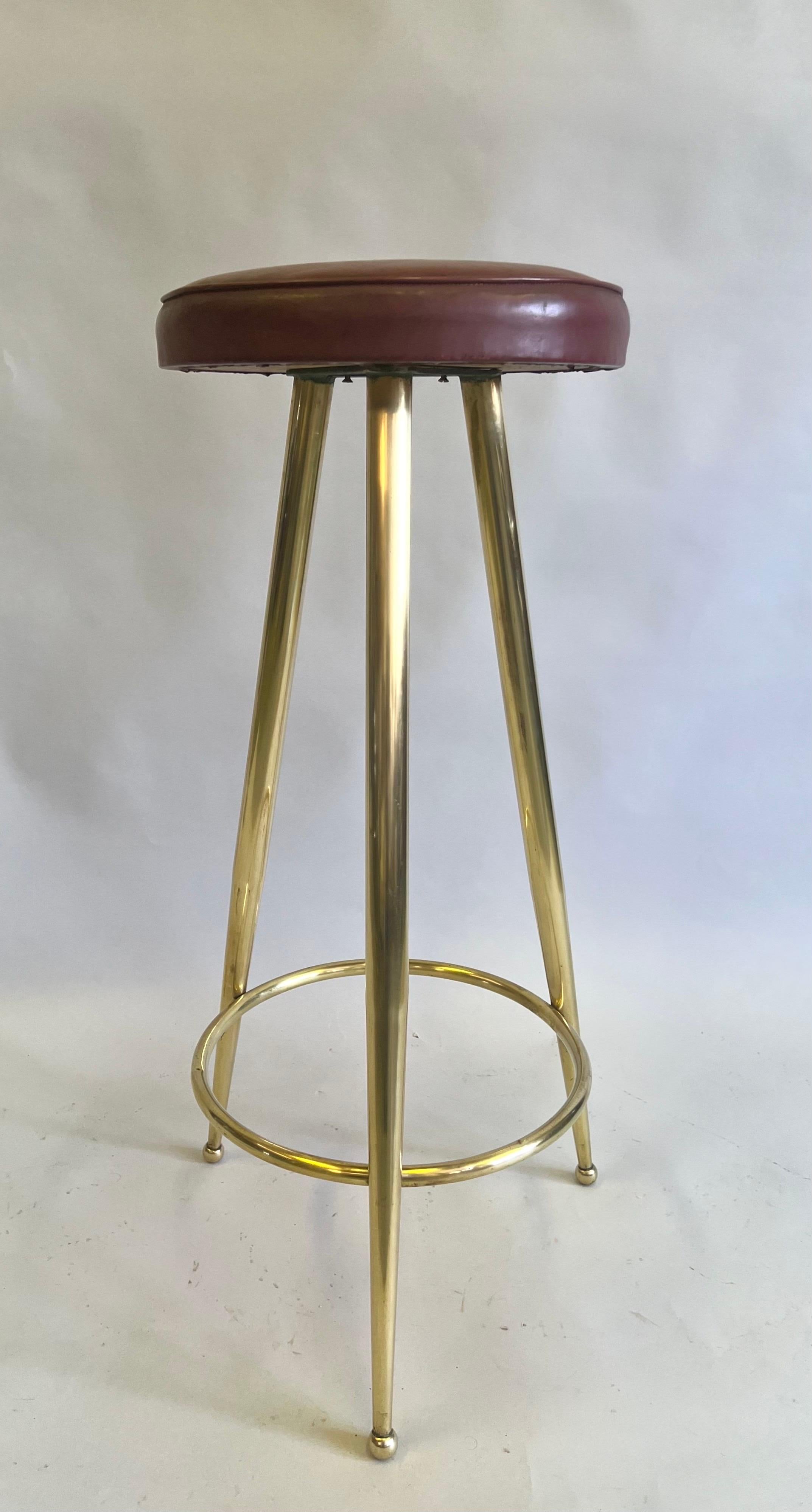 Pair of Italian Mid-Century Modern Brass Bar Stools by Gio Ponti For Sale 1