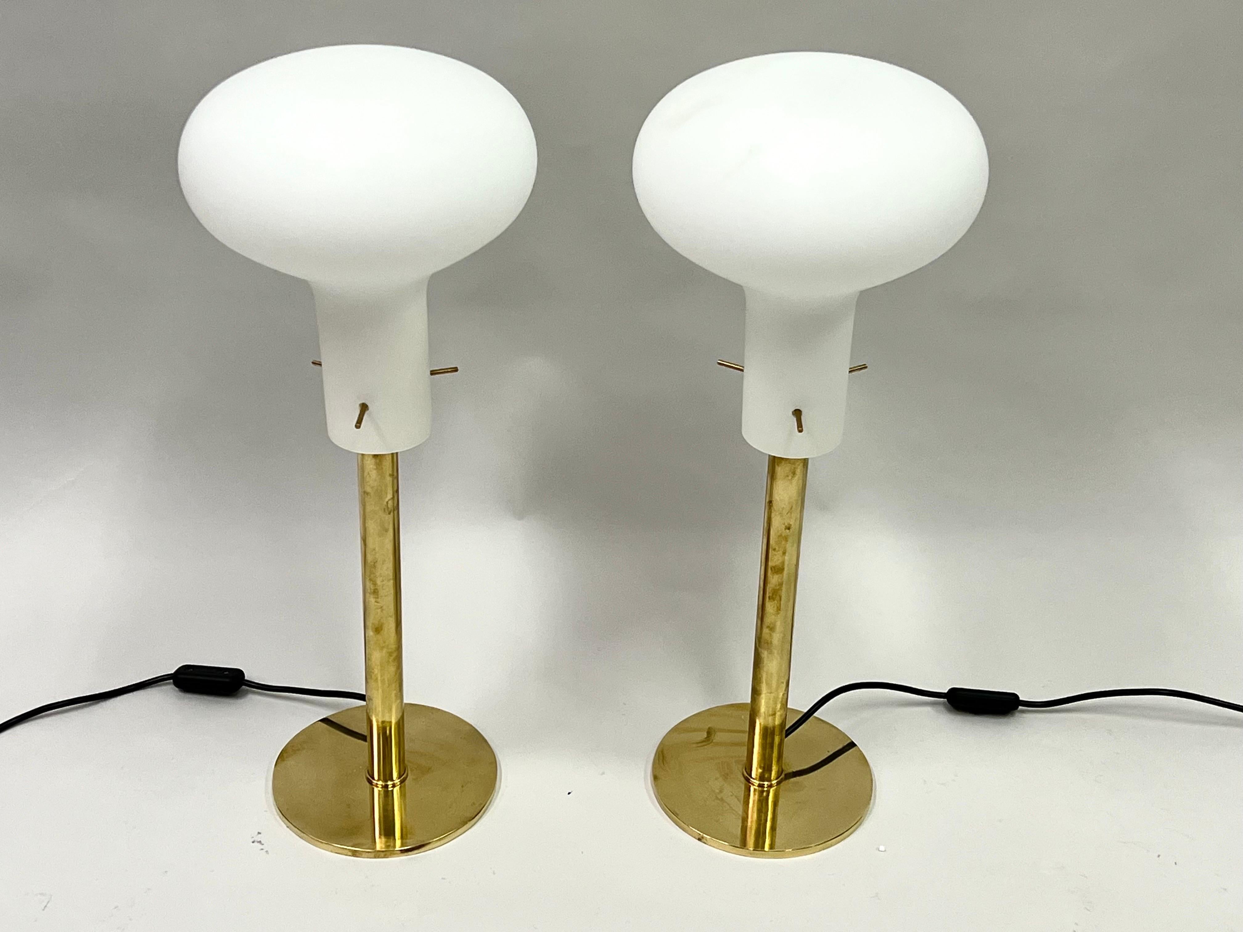 Hand-Crafted Pair of Italian Mid-Century Modern Brass Table Lamps, Max Ingrand & Fontana Arte For Sale