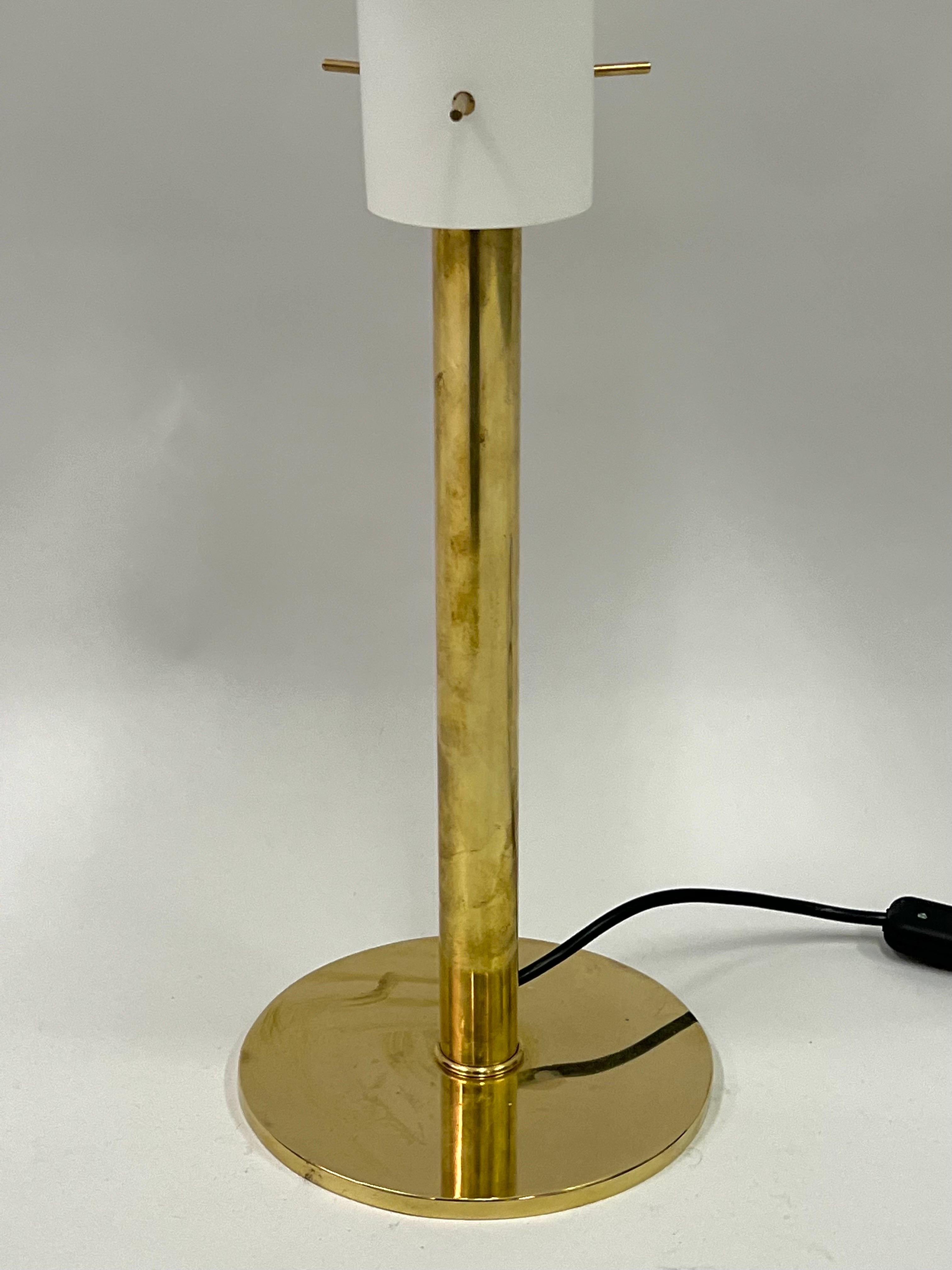 Pair of Italian Mid-Century Modern Brass Table Lamps, Max Ingrand & Fontana Arte For Sale 2