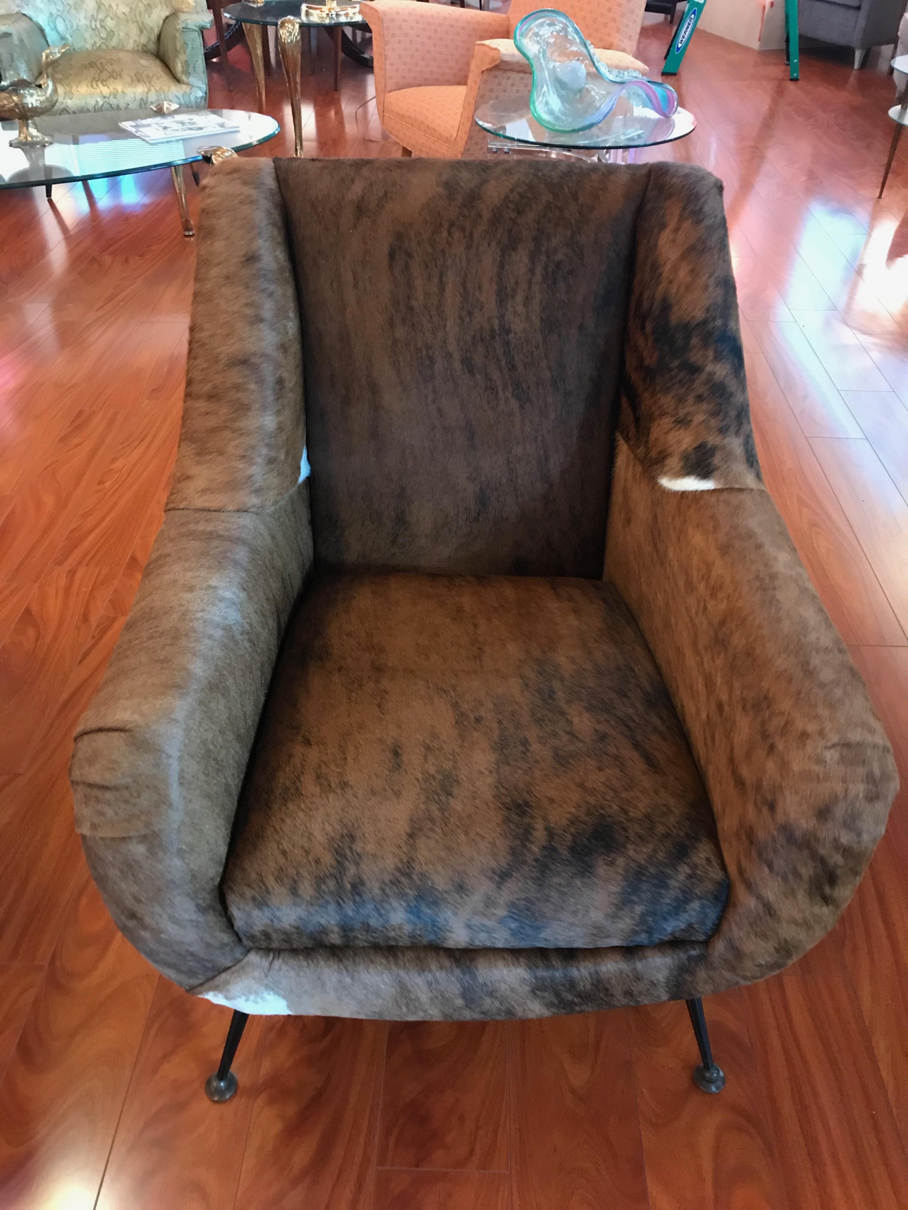 Pair of Italian Mid-Century Modern Club Chairs Covered in Cowhide For Sale 5