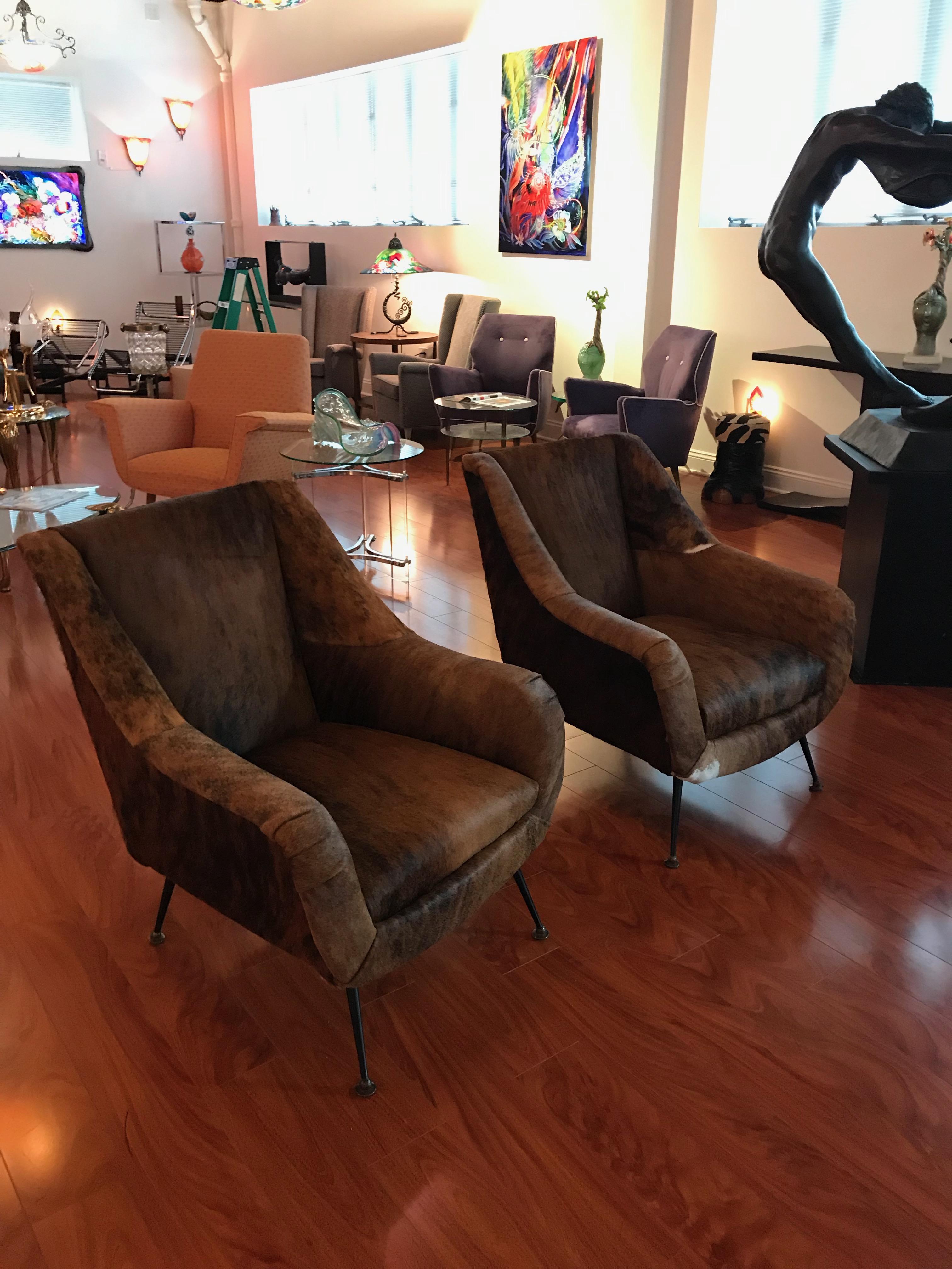 Pair of Italian Mid-Century Modern Club Chairs Covered in Cowhide In Excellent Condition For Sale In North Bergen, NJ