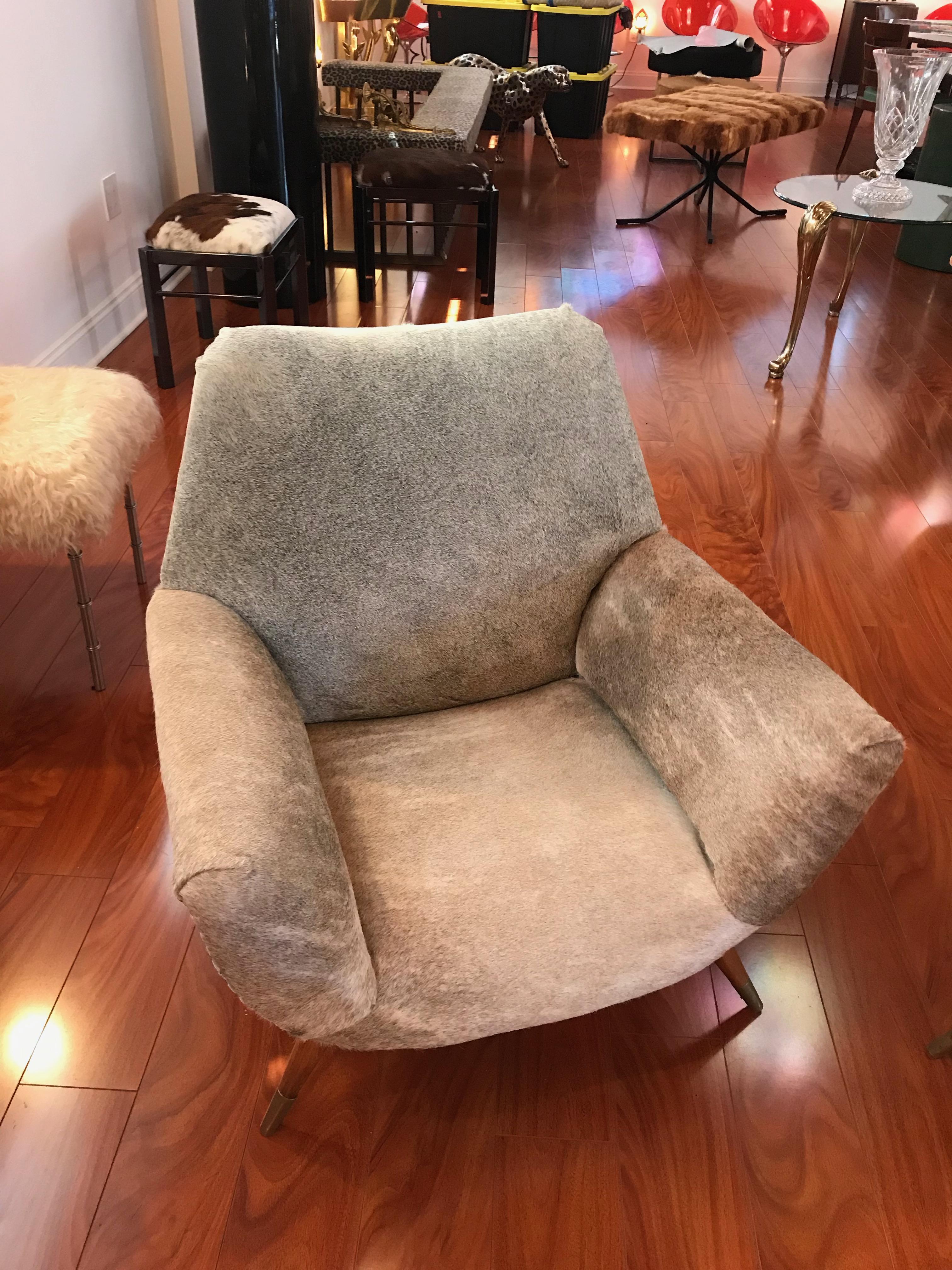 Pair of Italian Mid-Century Modern Club Chairs Covered in Cowhide In Excellent Condition For Sale In North Bergen, NJ