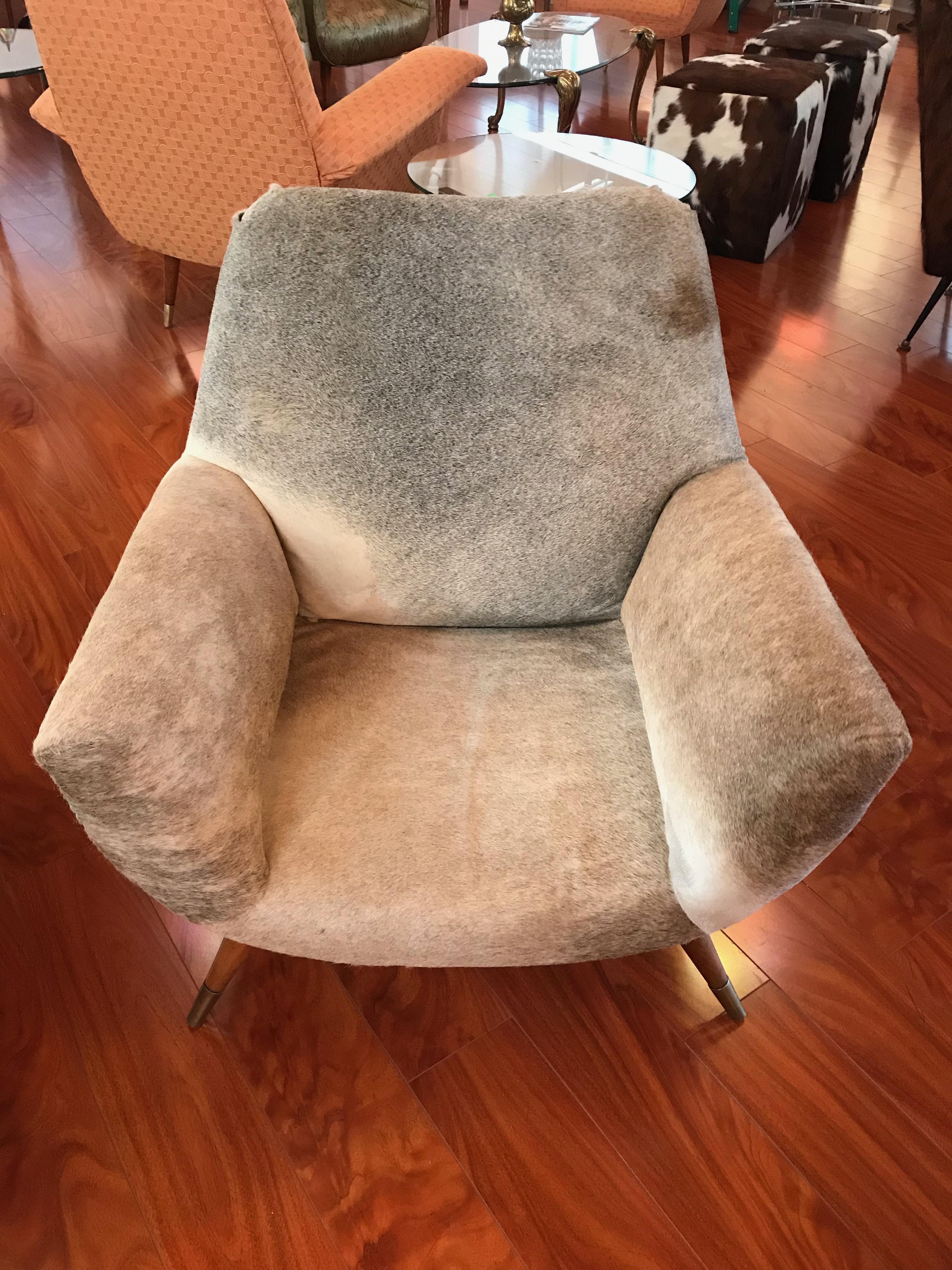 Pair of Italian Mid-Century Modern Club Chairs Covered in Cowhide For Sale 1
