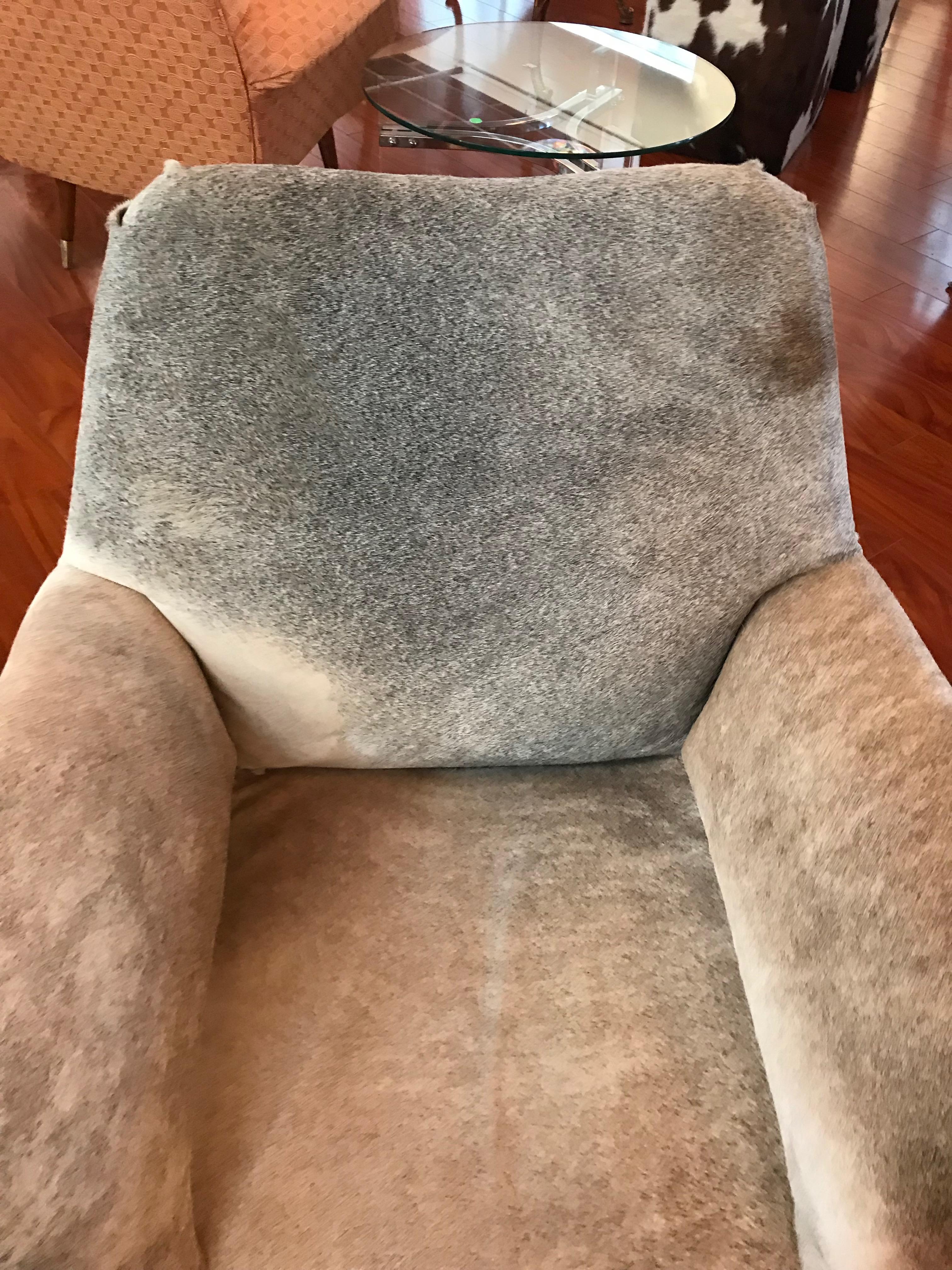 Pair of Italian Mid-Century Modern Club Chairs Covered in Cowhide For Sale 3