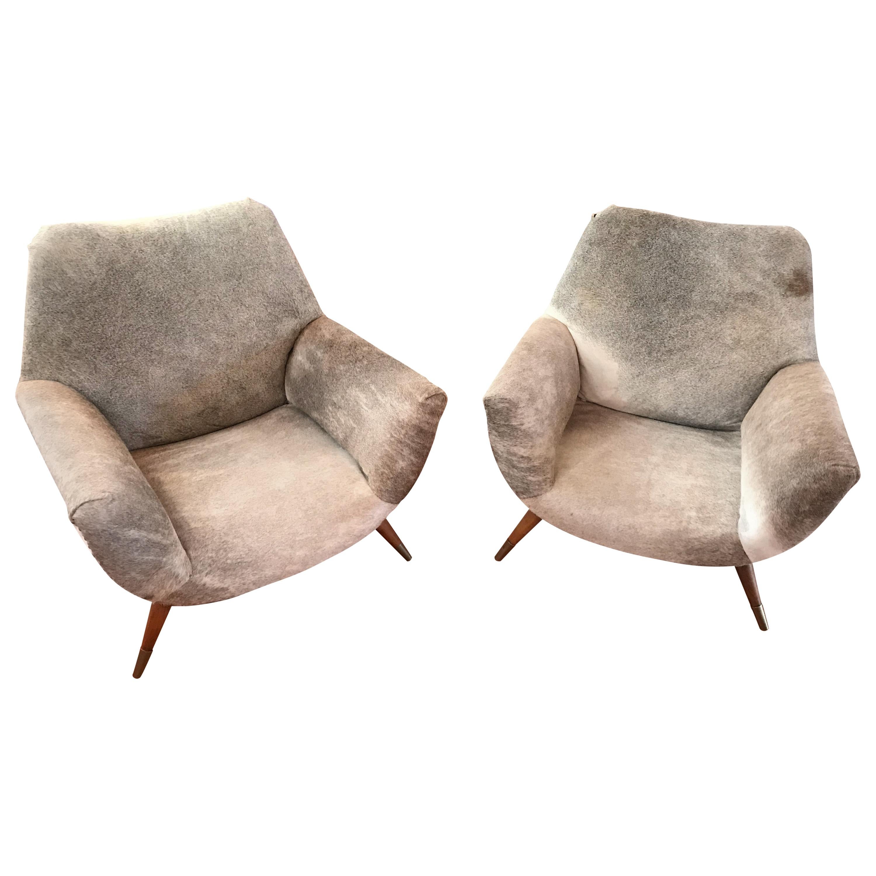 Paire de fauteuils club italiens modernes du milieu du siècle dernier recouverts de cuir de vache