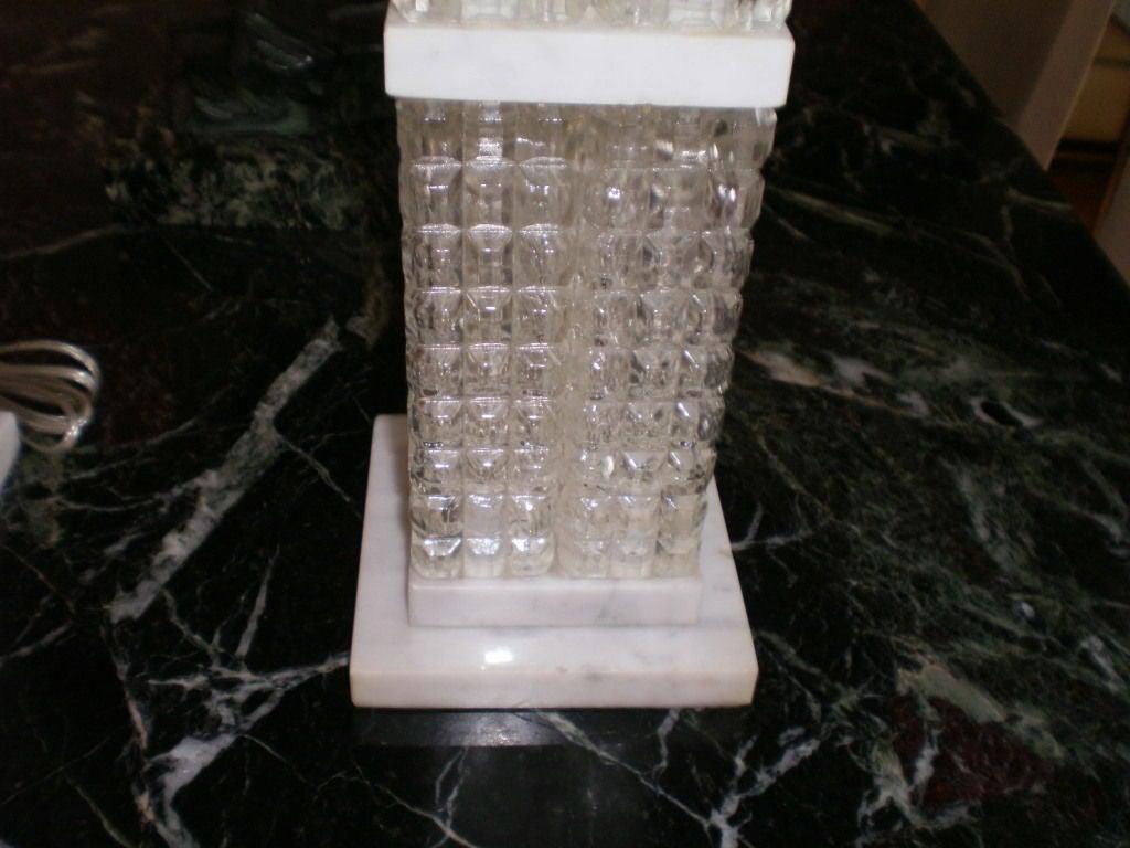 Belle paire de lampes de table italiennes Hollywood Regency en verre et marbre. Le verre de cette paire de lampes vintage peut être du verre de Murano. Ces lampes italiennes en verre et en marbre proviennent très probablement de la Marbro Lamp