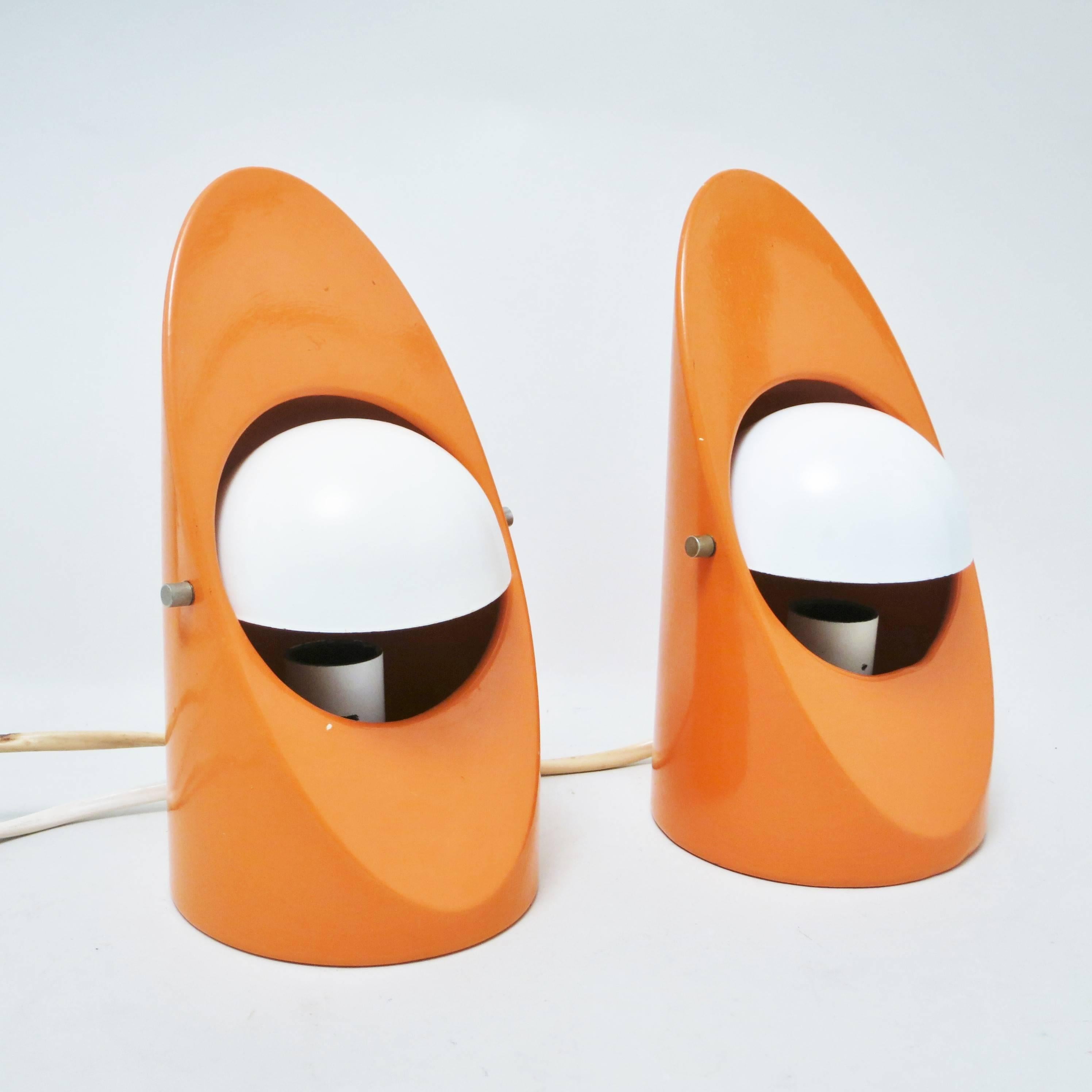 Pair of Italian Mid-Century Modern lamp in orange lacquered aluminium cast and white lacquered revolving shade in metal.