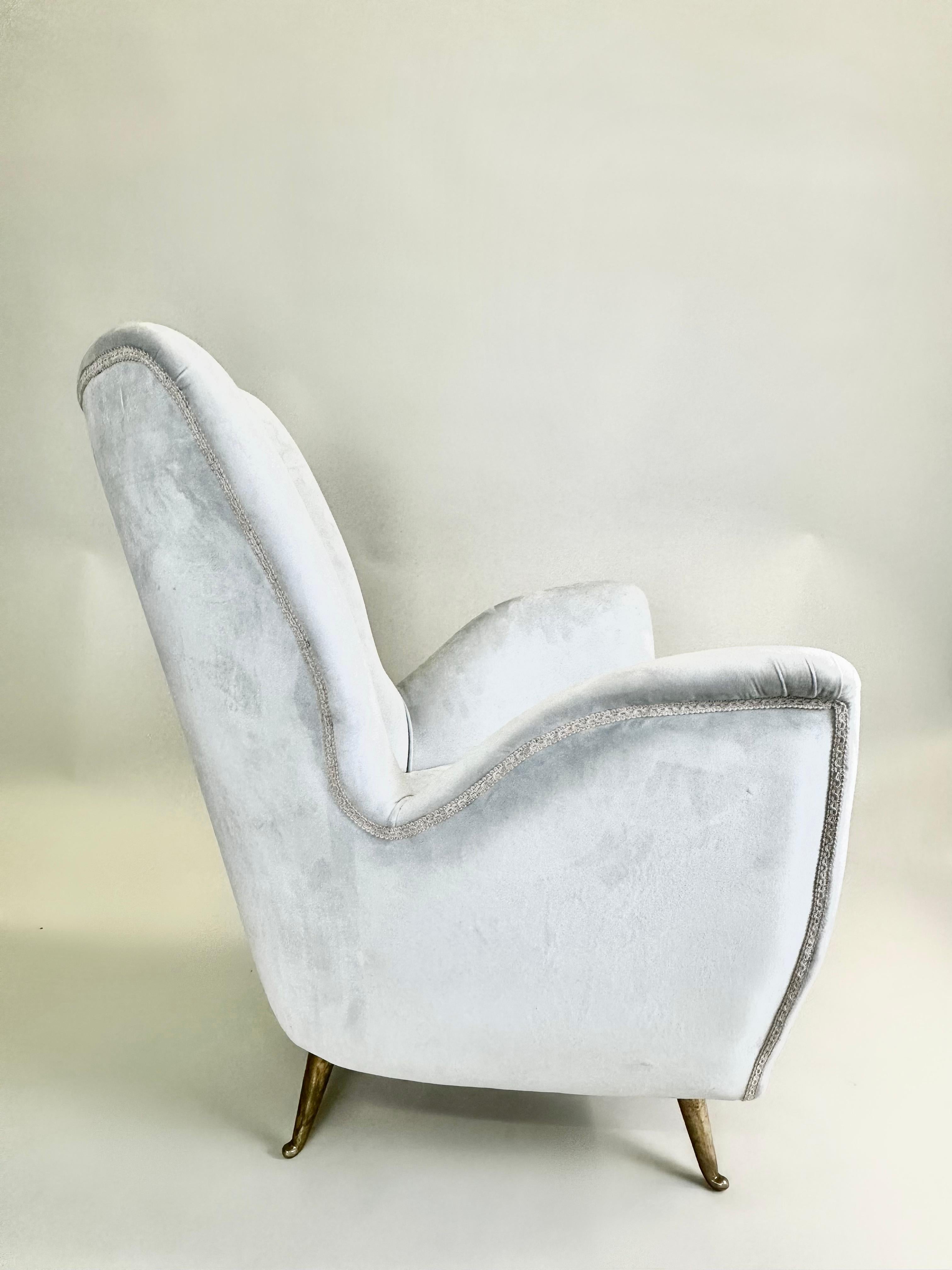 Paire de fauteuils de salon italiens modernes du milieu du siècle dernier par ISA Bergamo & Att Gio Ponti en vente 4