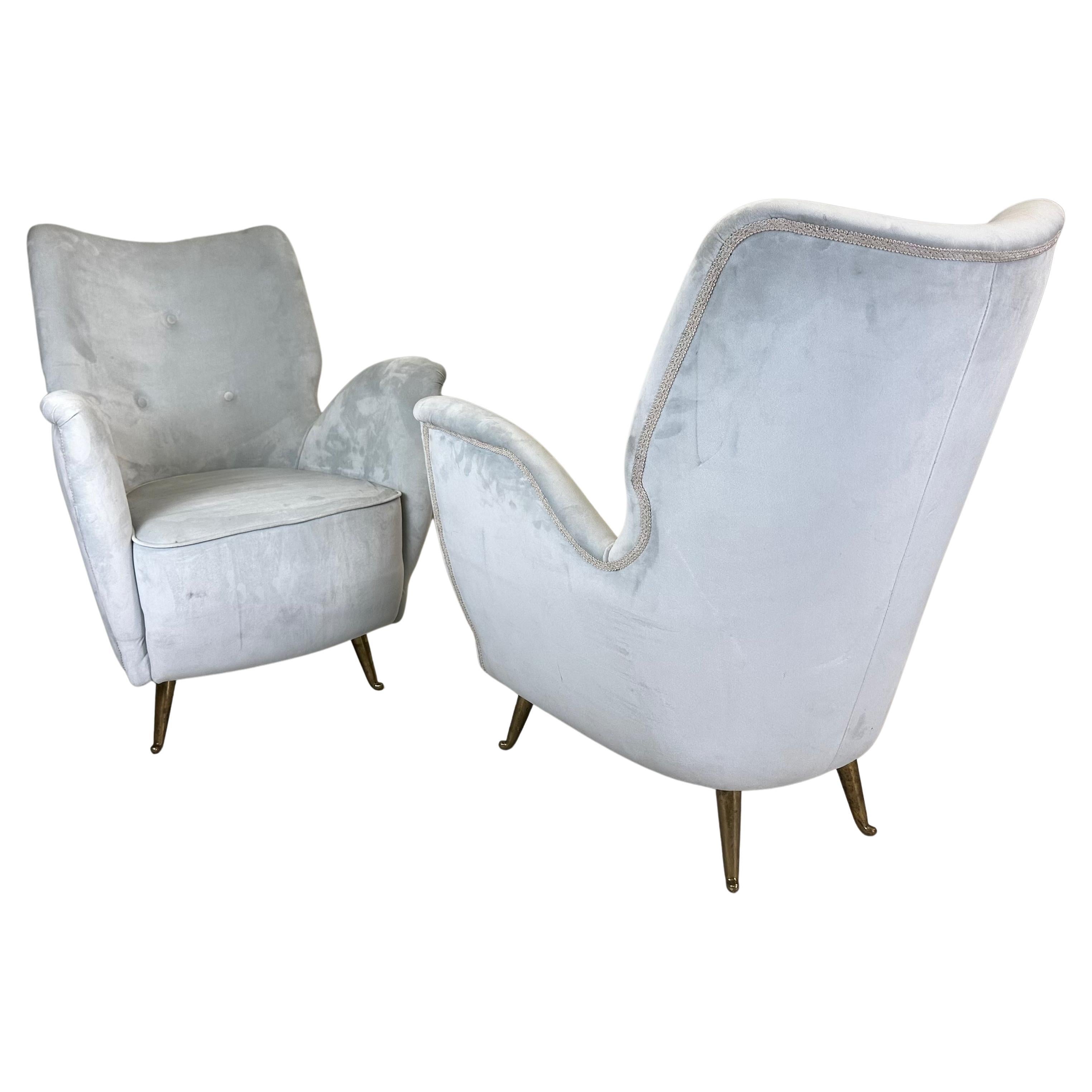 Une paire élégante et intemporelle de chaises longues / fauteuils ou chaises de chevet italiens modernes du milieu du siècle dernier, attribuée à Gio Ponti et signée ISA Bergamo. Les chaises présentent une forte ressemblance avec d'autres chaises