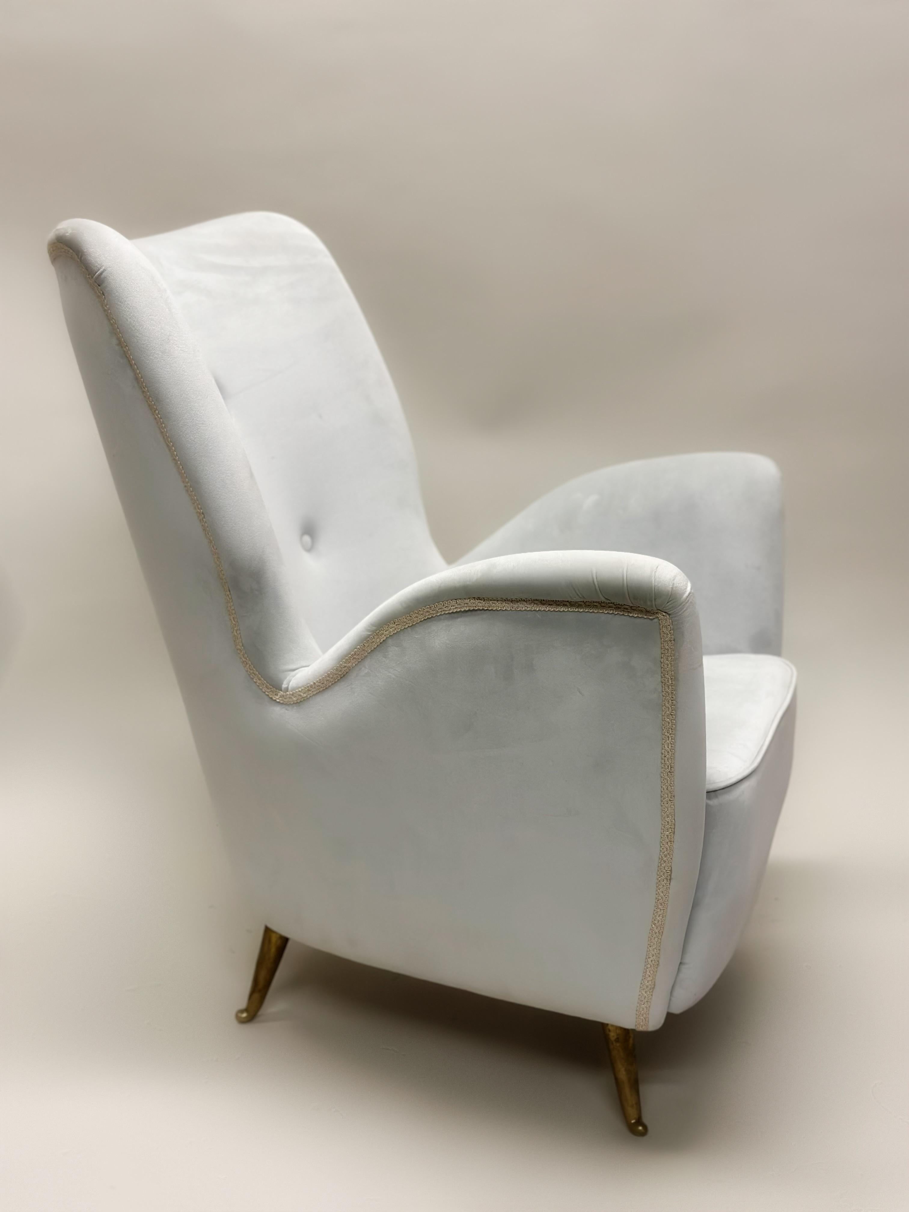 Pair of Italian Mid-Century Modern Lounge Chairs by Isa Bergamo & Att Gio Ponti  For Sale 1