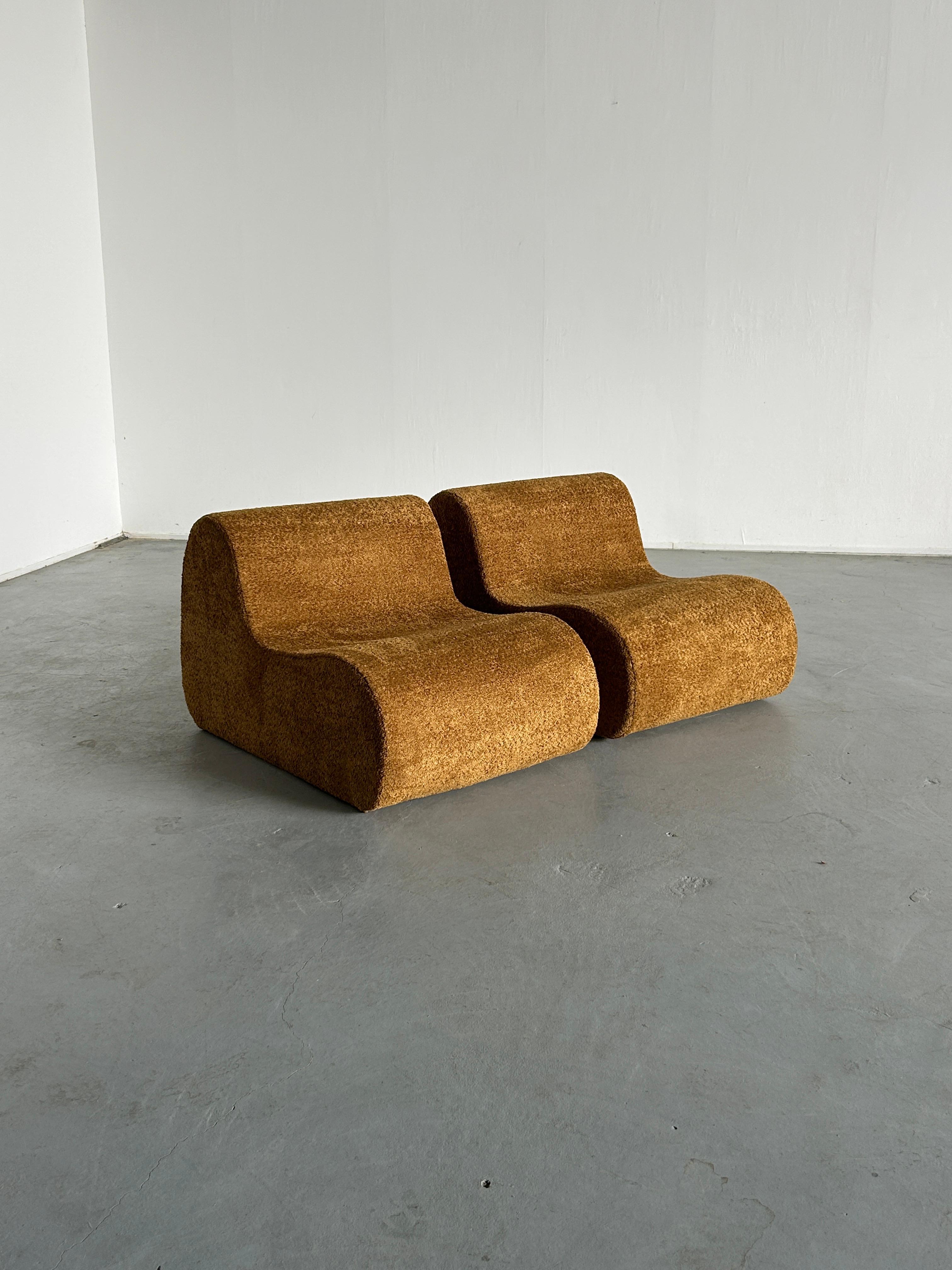 Pair of Italian Mid-Century-Modern Lounge Chairs in Ochre Boucle, 1970s Italy In Excellent Condition For Sale In Zagreb, HR