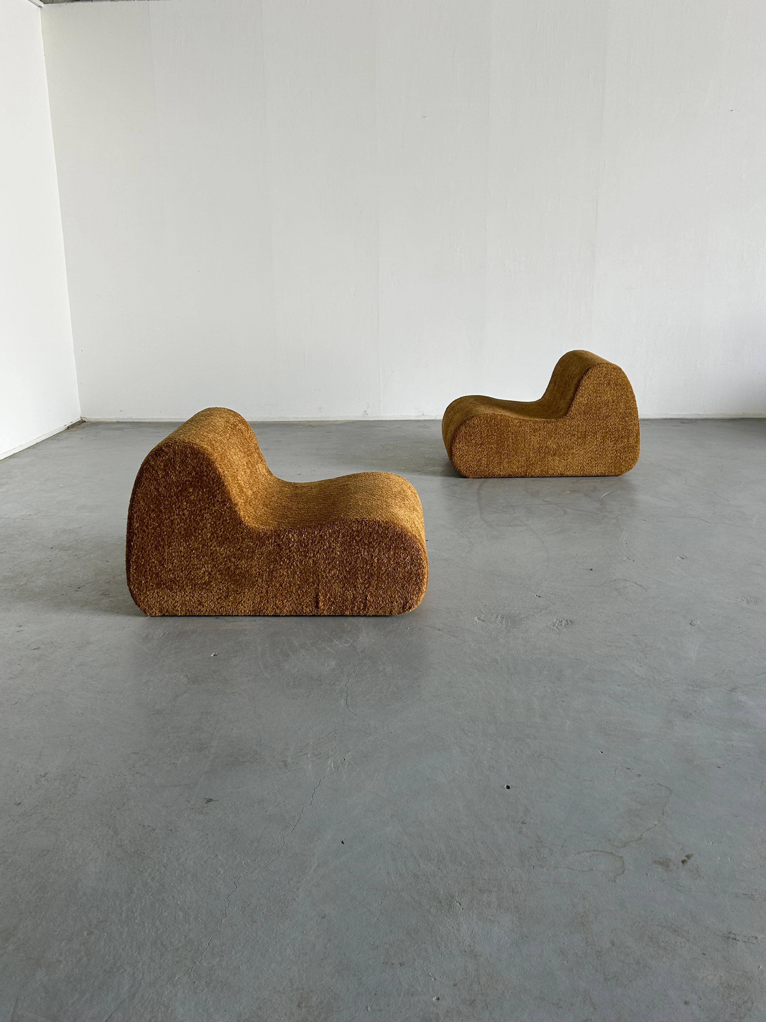 Late 20th Century Pair of Italian Mid-Century-Modern Lounge Chairs in Ochre Boucle, 1970s Italy For Sale