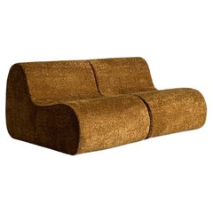 Paire de chaises longues italiennes mi-siècle moderne en bouclette d'ocre, années 1970, Italie