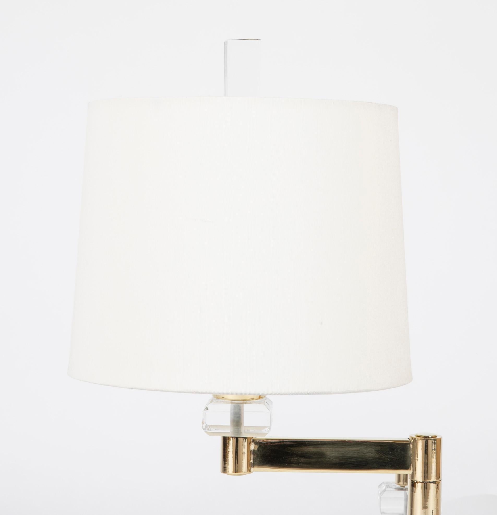 Coppia di lampade da comodino regolabili in lucite e ottone, metà del XX secolo in vendita 13