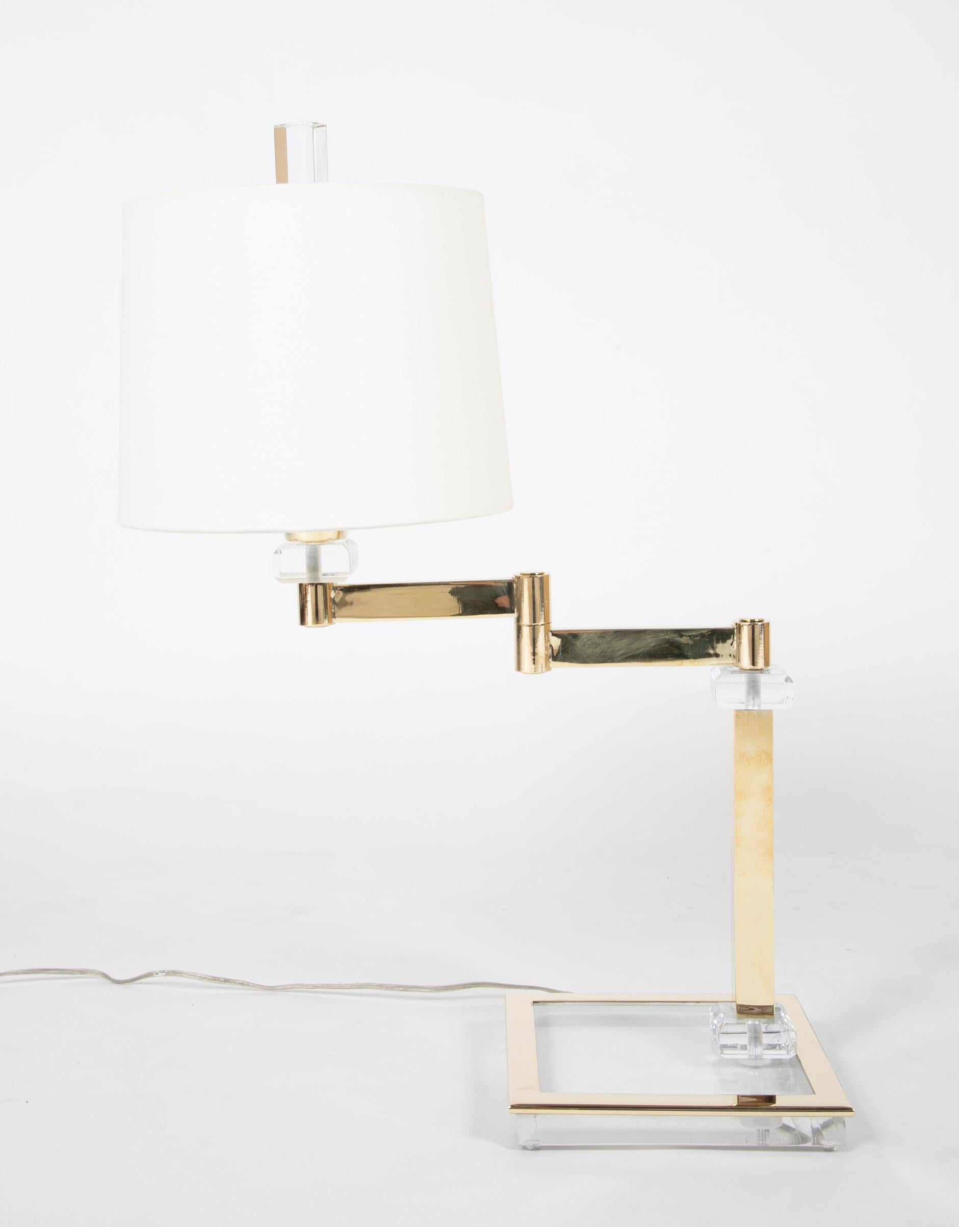Pair of Italian Mid Century Modern Lucite and Brass Adjustable Bedside Lamps For Sale 5