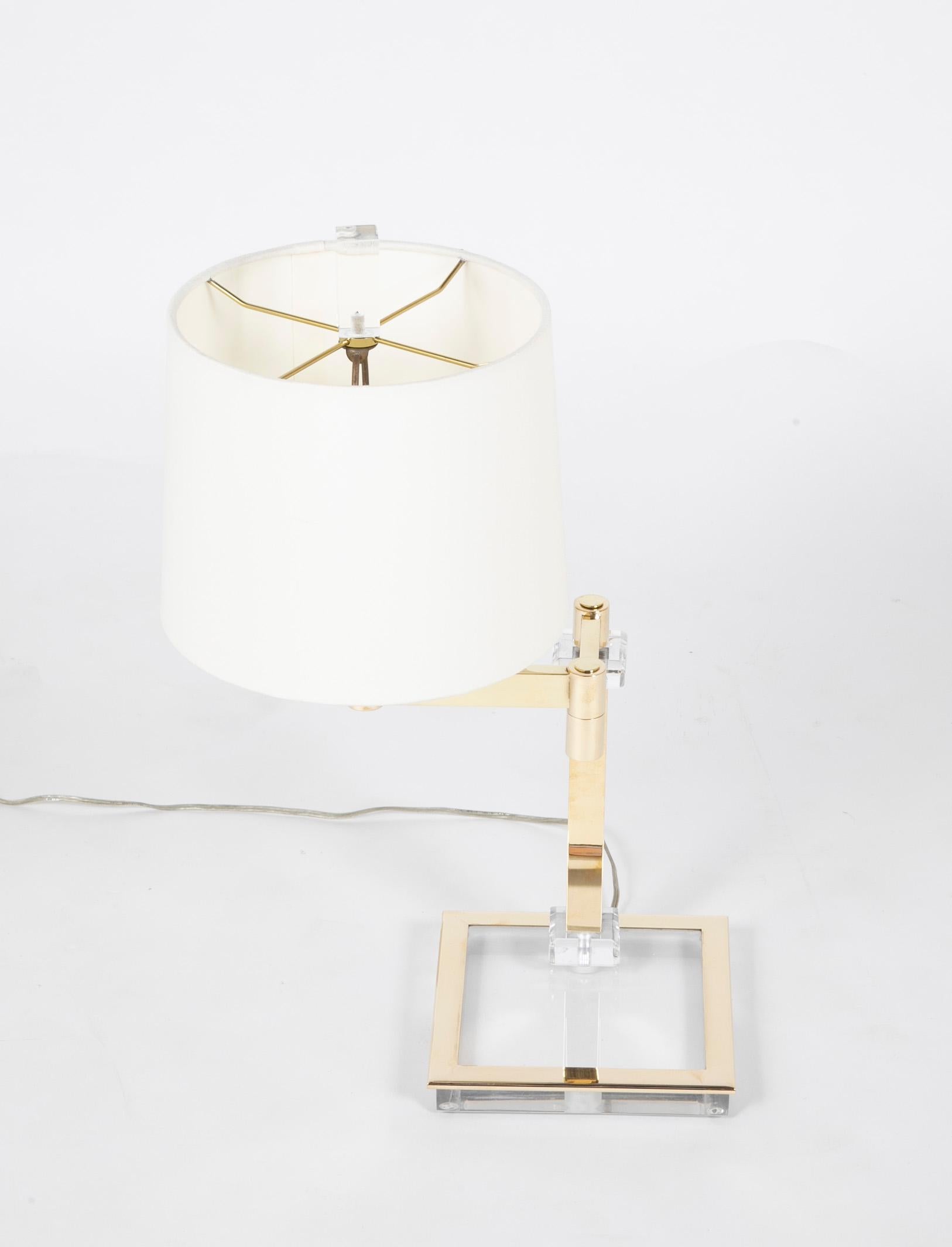 Mid-Century Modern Pair of Italian Mid Century Modern Lucite and Brass Adjustable Bedside Lamps For Sale