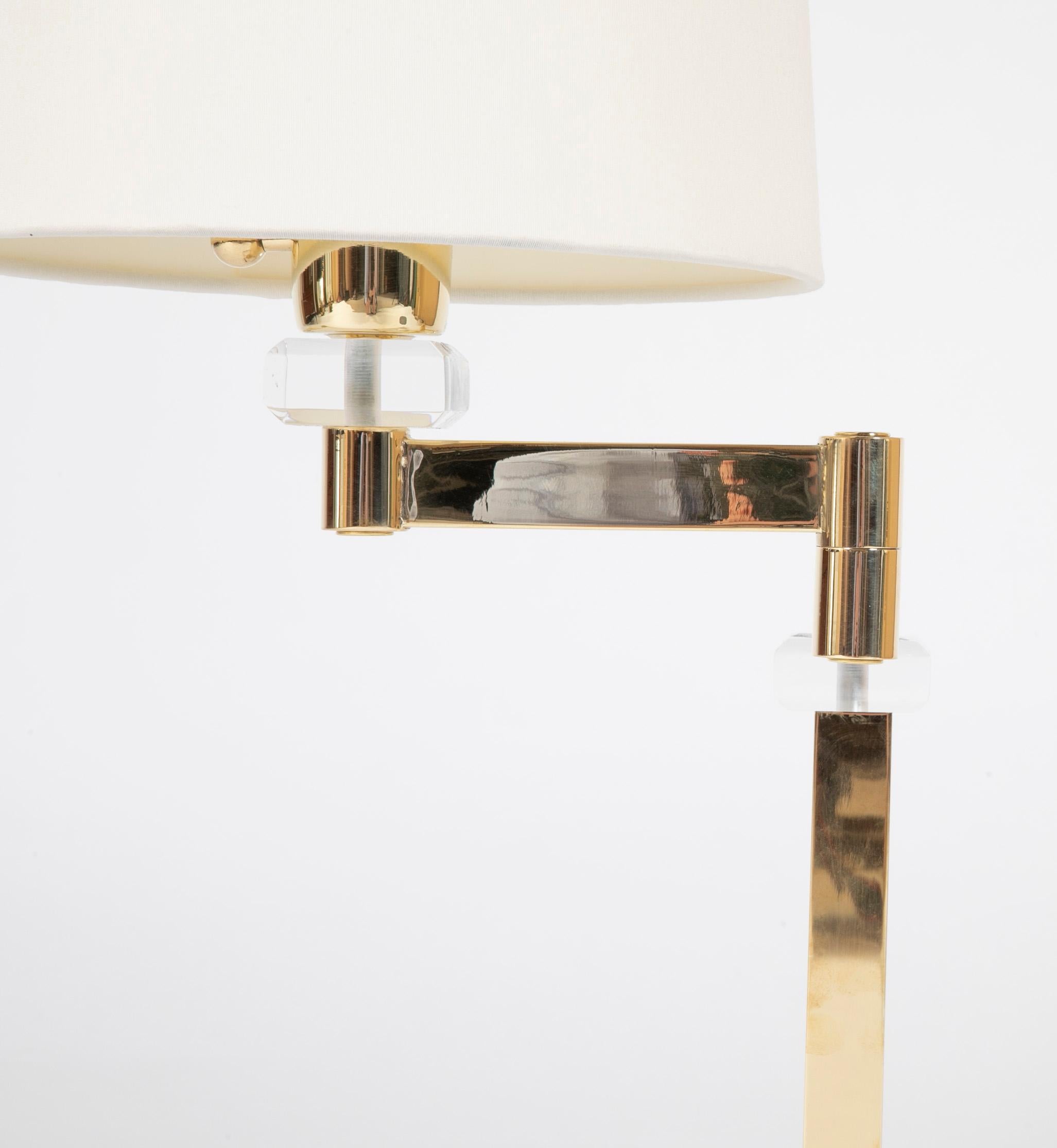 20th Century Pair of Italian Mid Century Modern Lucite and Brass Adjustable Bedside Lamps For Sale