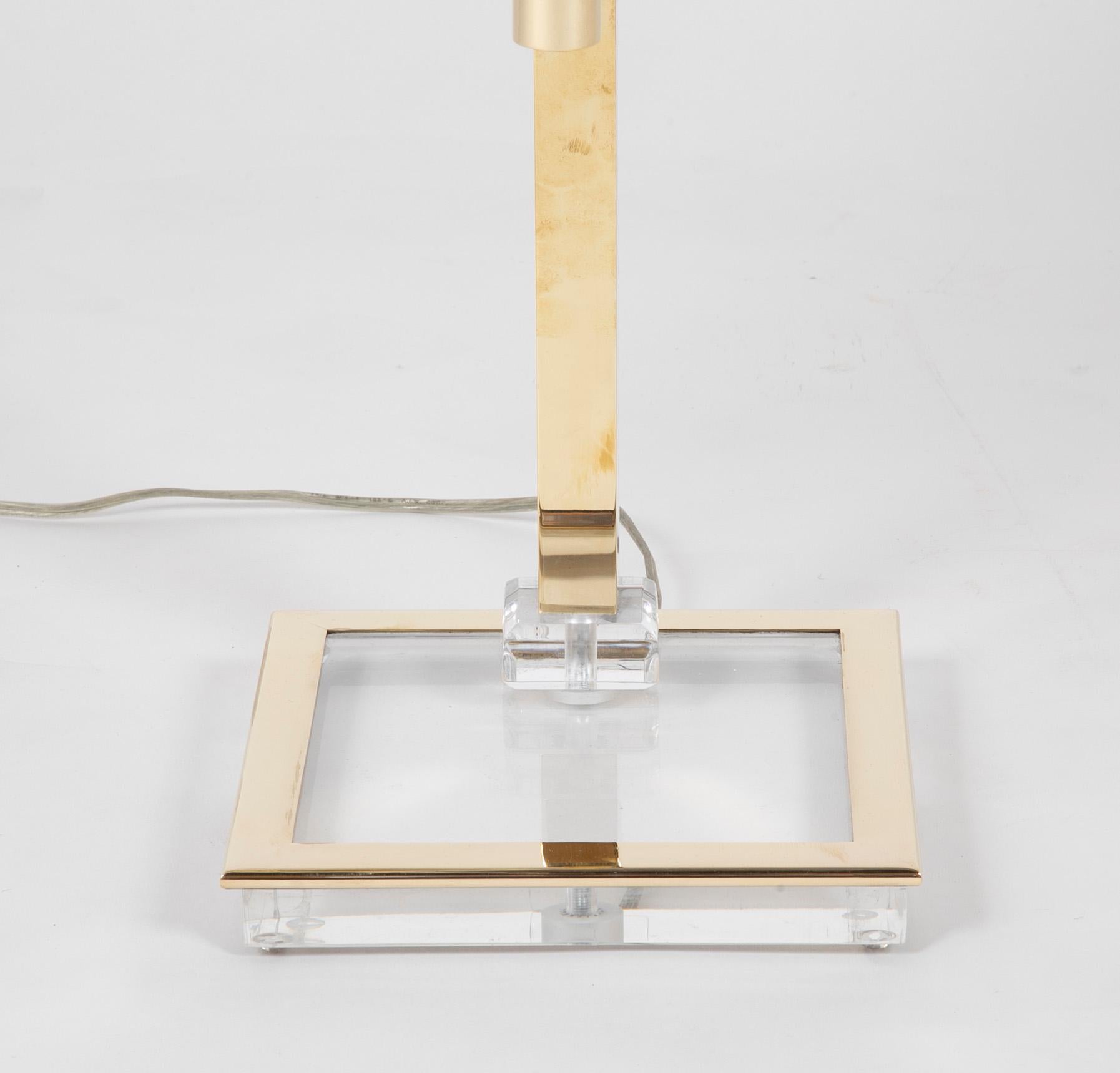 Lucite Coppia di lampade da comodino regolabili in lucite e ottone, metà del XX secolo in vendita