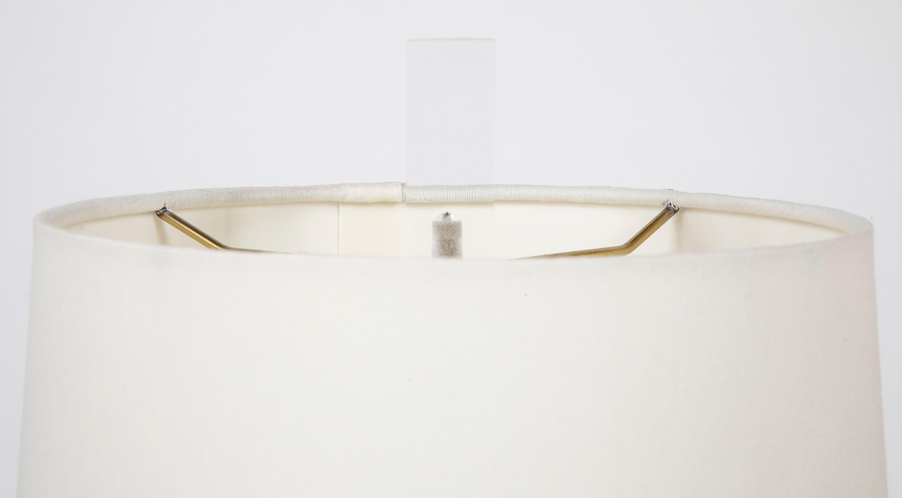 Coppia di lampade da comodino regolabili in lucite e ottone, metà del XX secolo in vendita 1