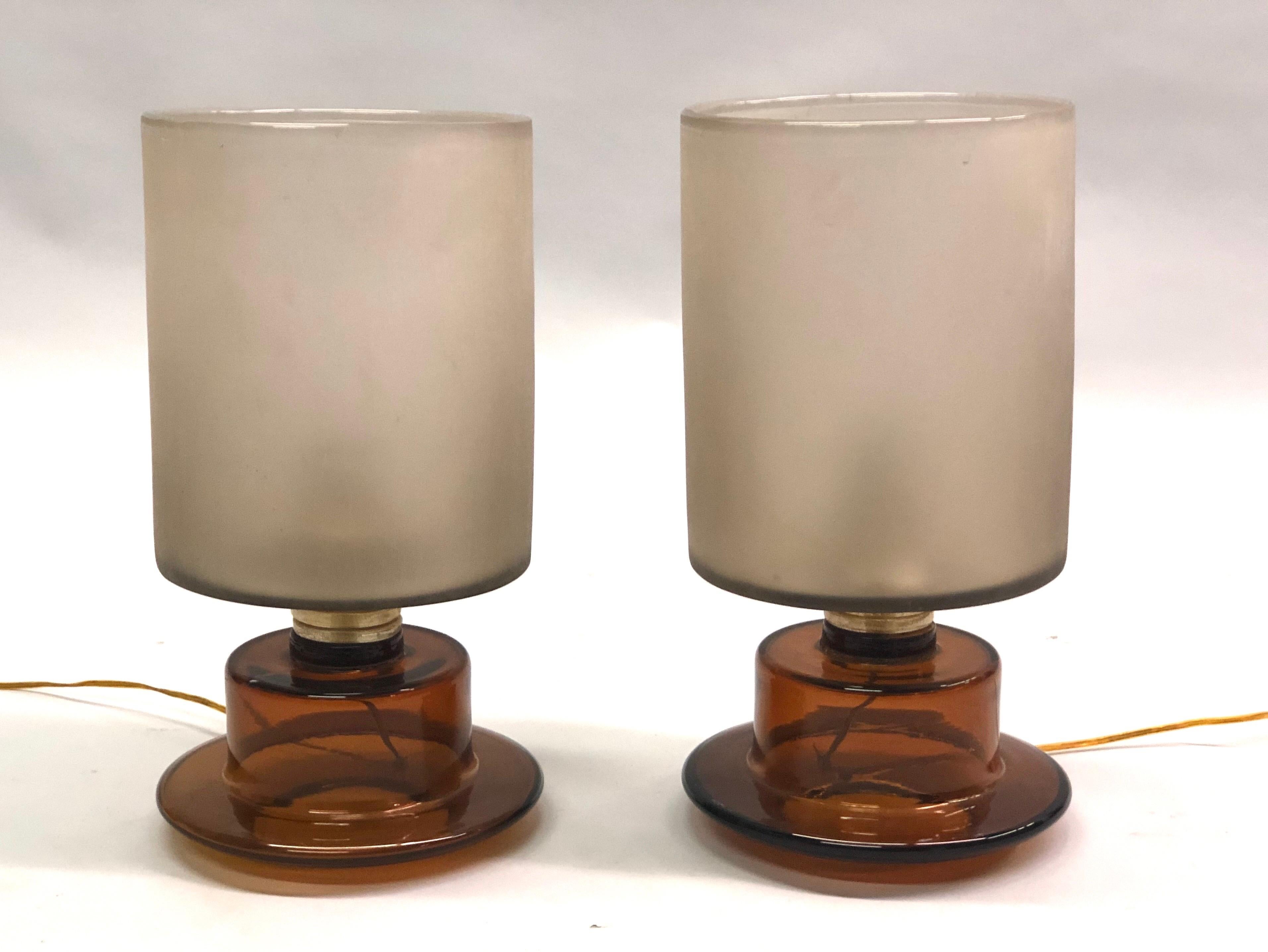 Elegant, timeless pair of Italian Mid-Century Modern neoclassical hand blown Murano glass table lamps in the form of vases by Seguso Vetri d'Arte.

Materials: Amber Murano glass bases, gold flecked clear Murano glass stems and opaque satinized