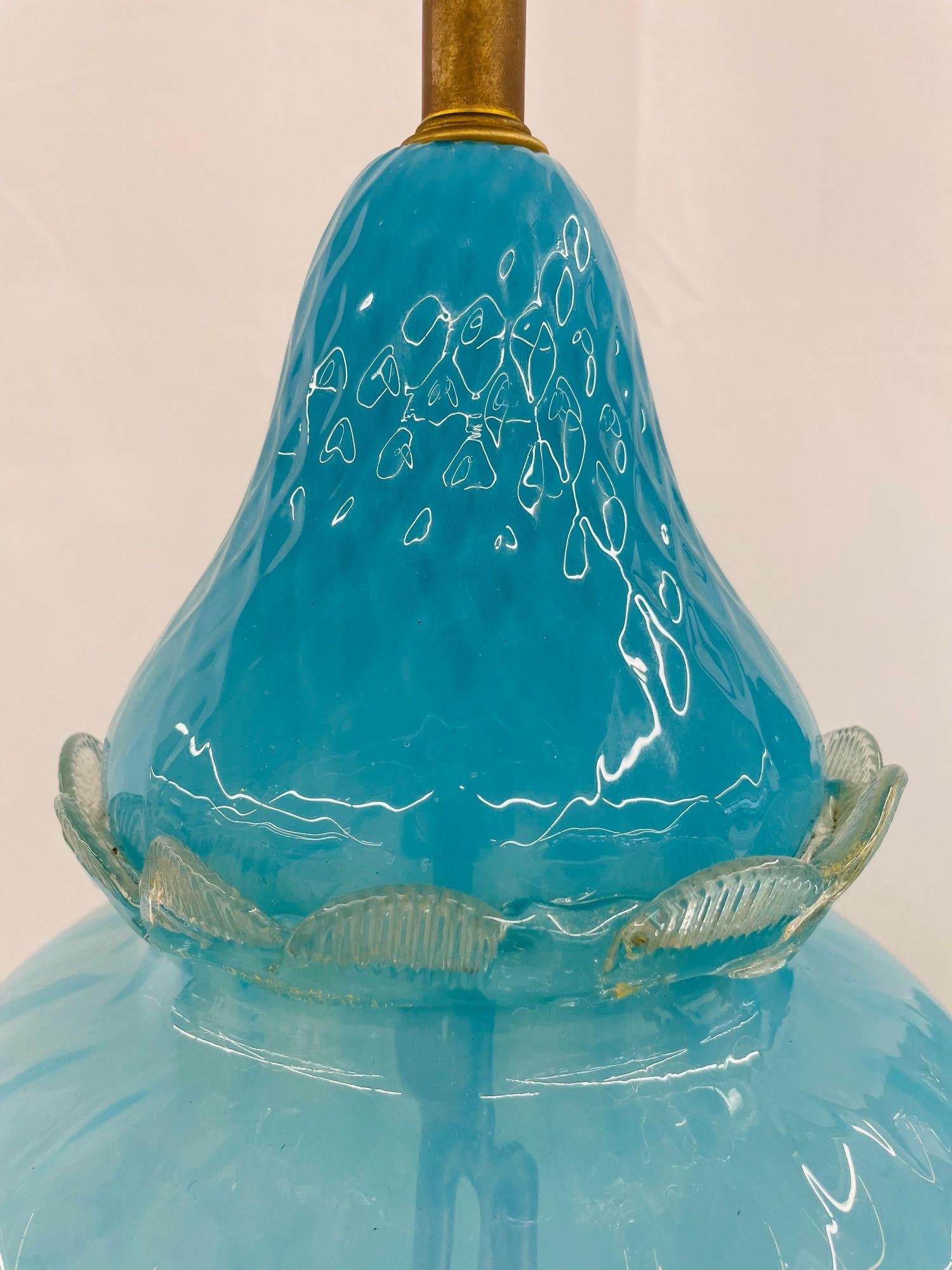 Verre de Murano Paire de lampes de table en verre de Murano, turquoise, laiton, italiennes et modernes du milieu du siècle dernier en vente
