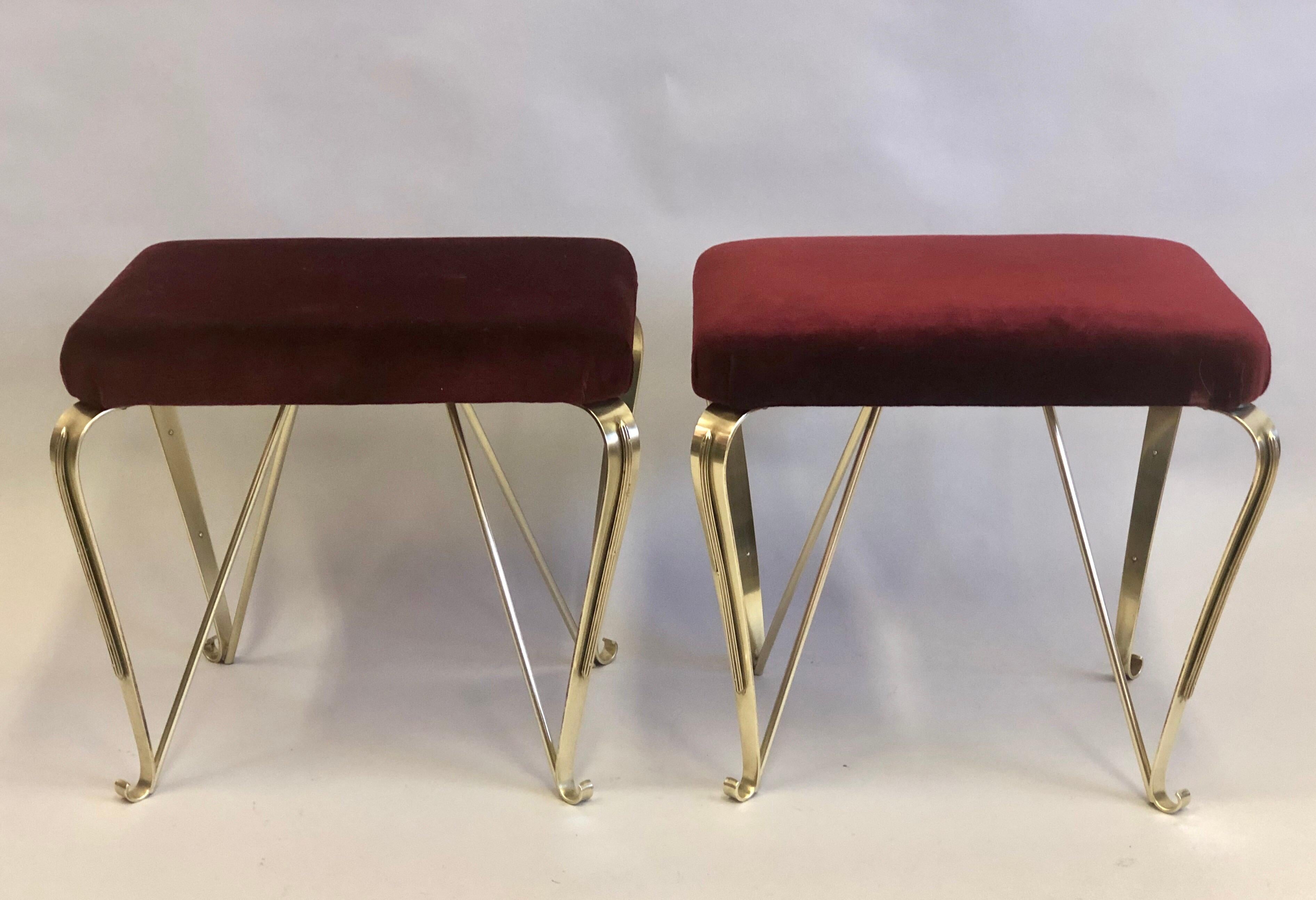 Elegant and rare pair of Italian Mid-Century Modern neoclassical benches / stools in solid brass with upholstered seats by Maison Jansen

The structure is composed of solid brass featuring 4 legs splayed on an angle and tapered delicately; they
