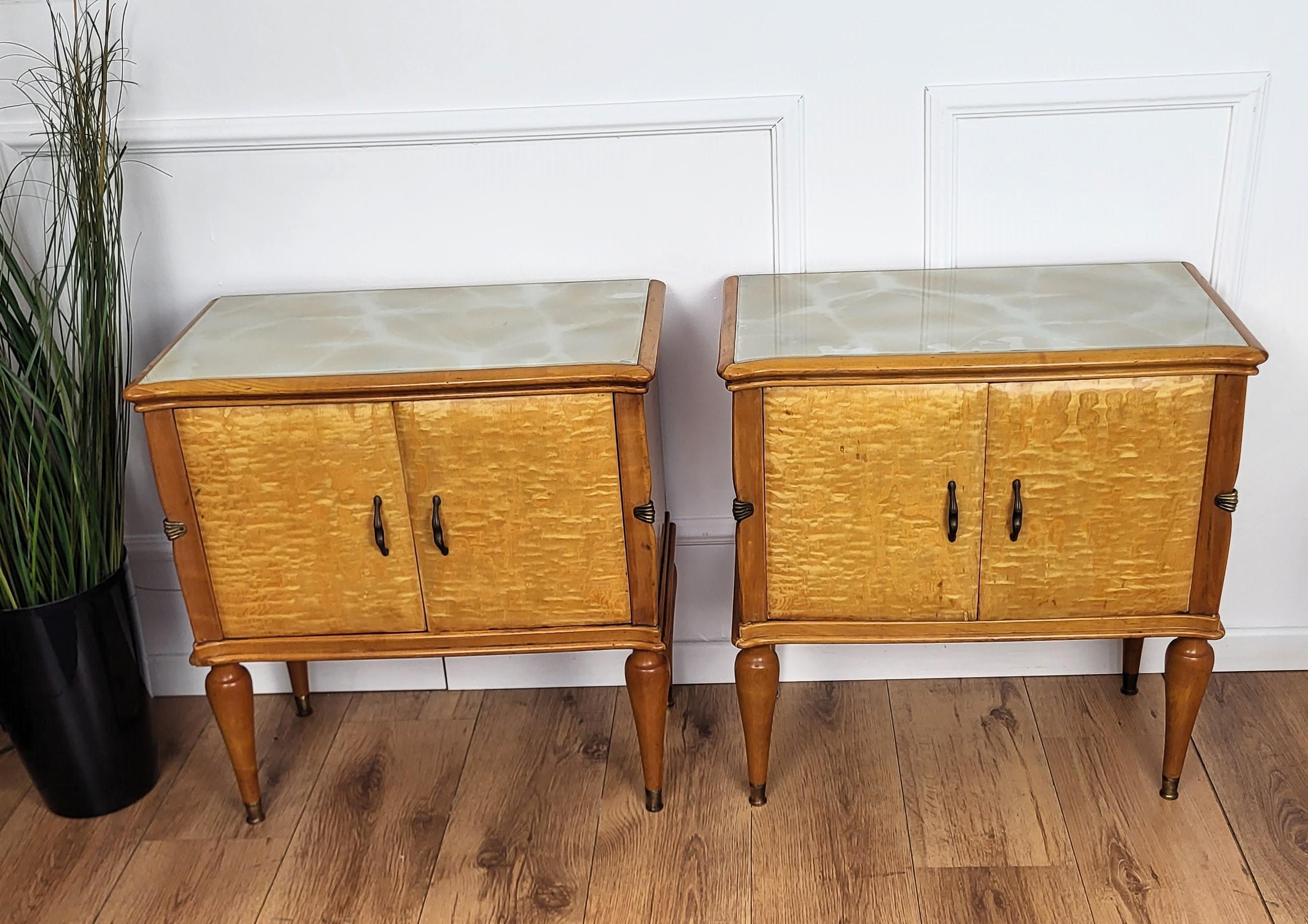 Pair of Italian Mid-Century Modern Nightstands Bedside Tables Maple & Glass Top In Good Condition In Carimate, Como