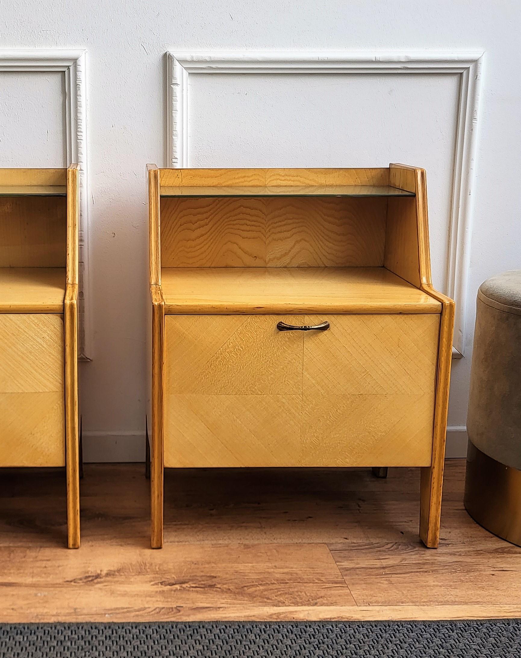 20th Century Pair of Italian Mid-Century Modern Nightstands Bedside Tables Maple & Glass Top For Sale