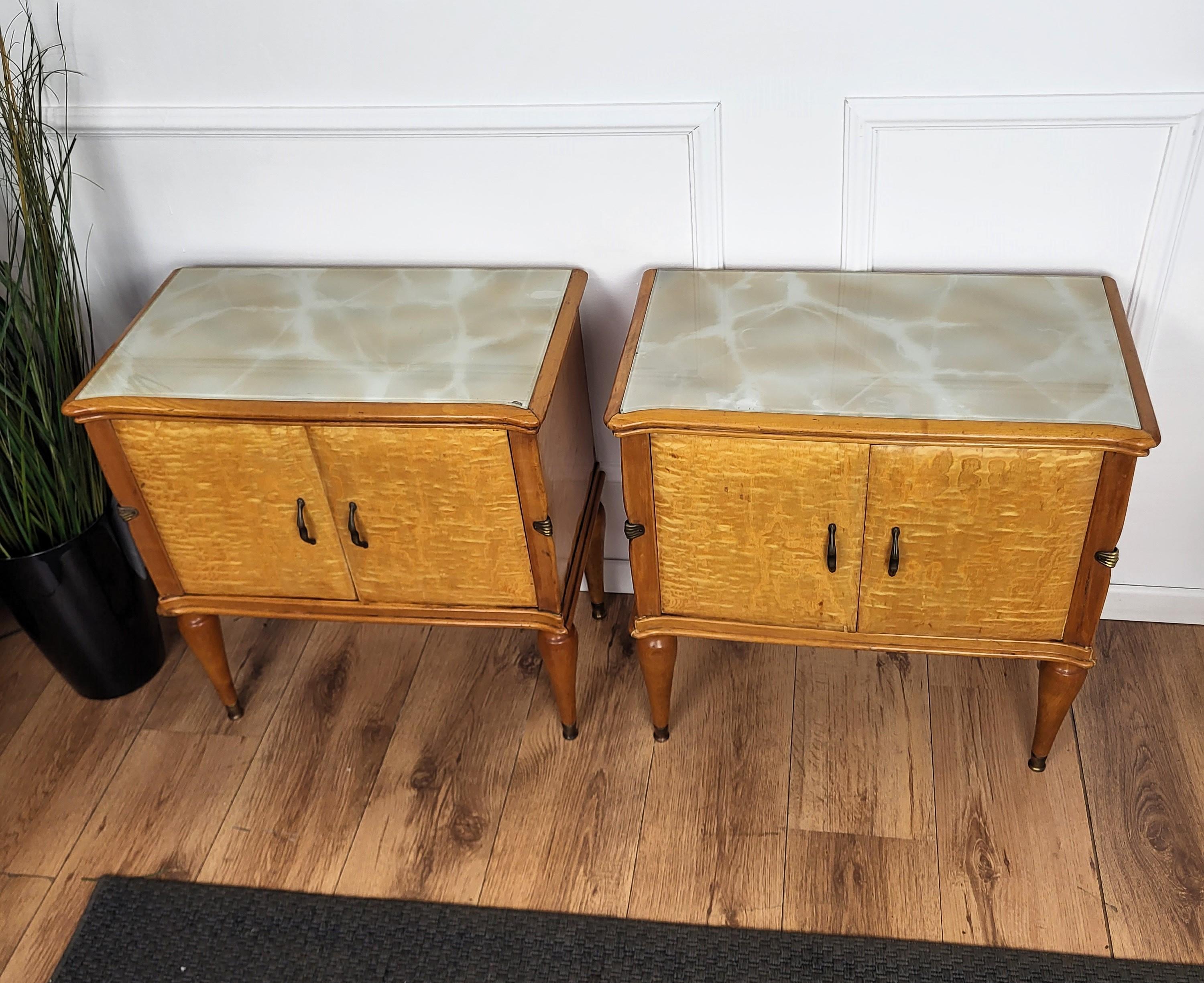 20th Century Pair of Italian Mid-Century Modern Nightstands Bedside Tables Maple & Glass Top