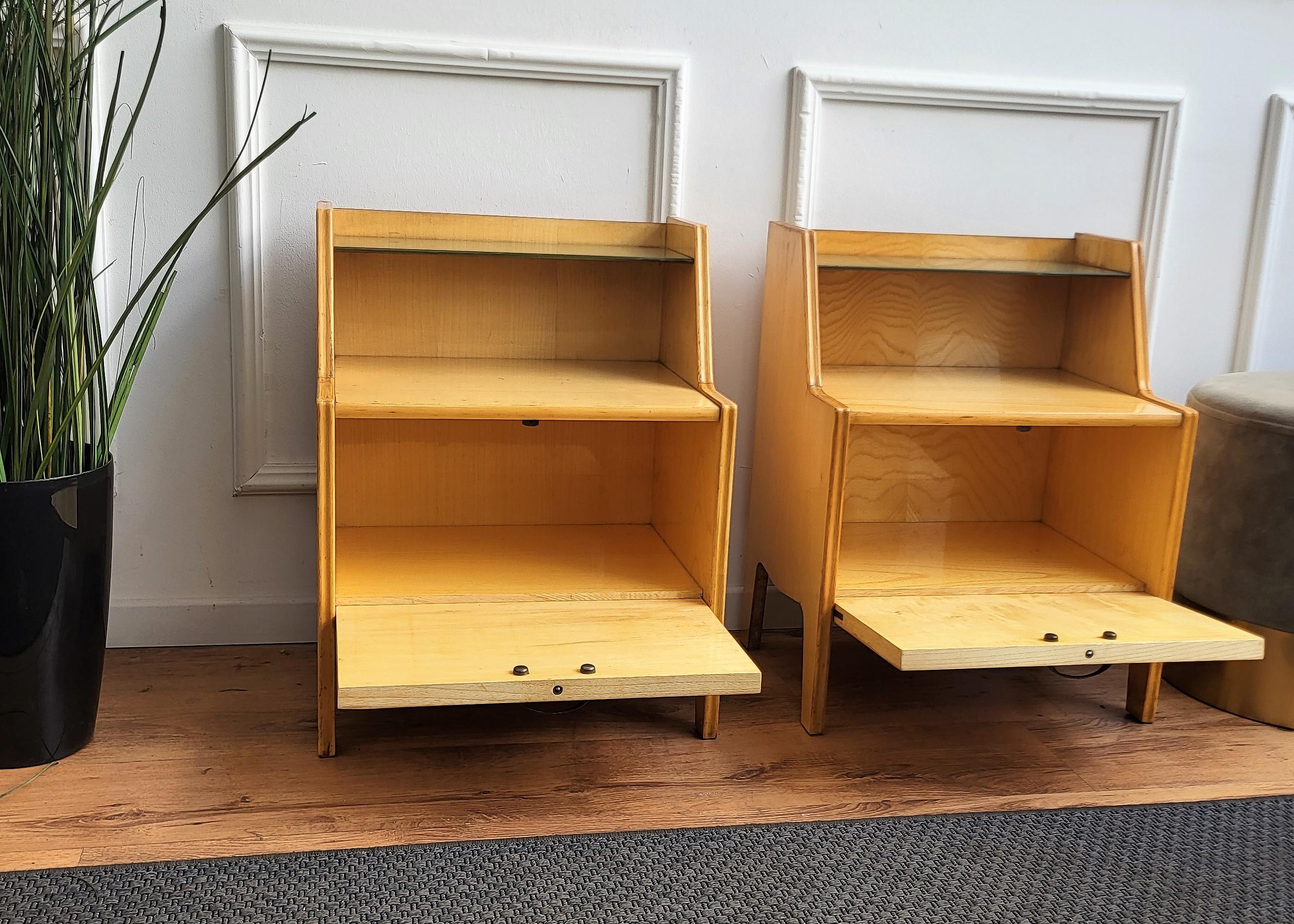 Brass Pair of Italian Mid-Century Modern Nightstands Bedside Tables Maple & Glass Top For Sale