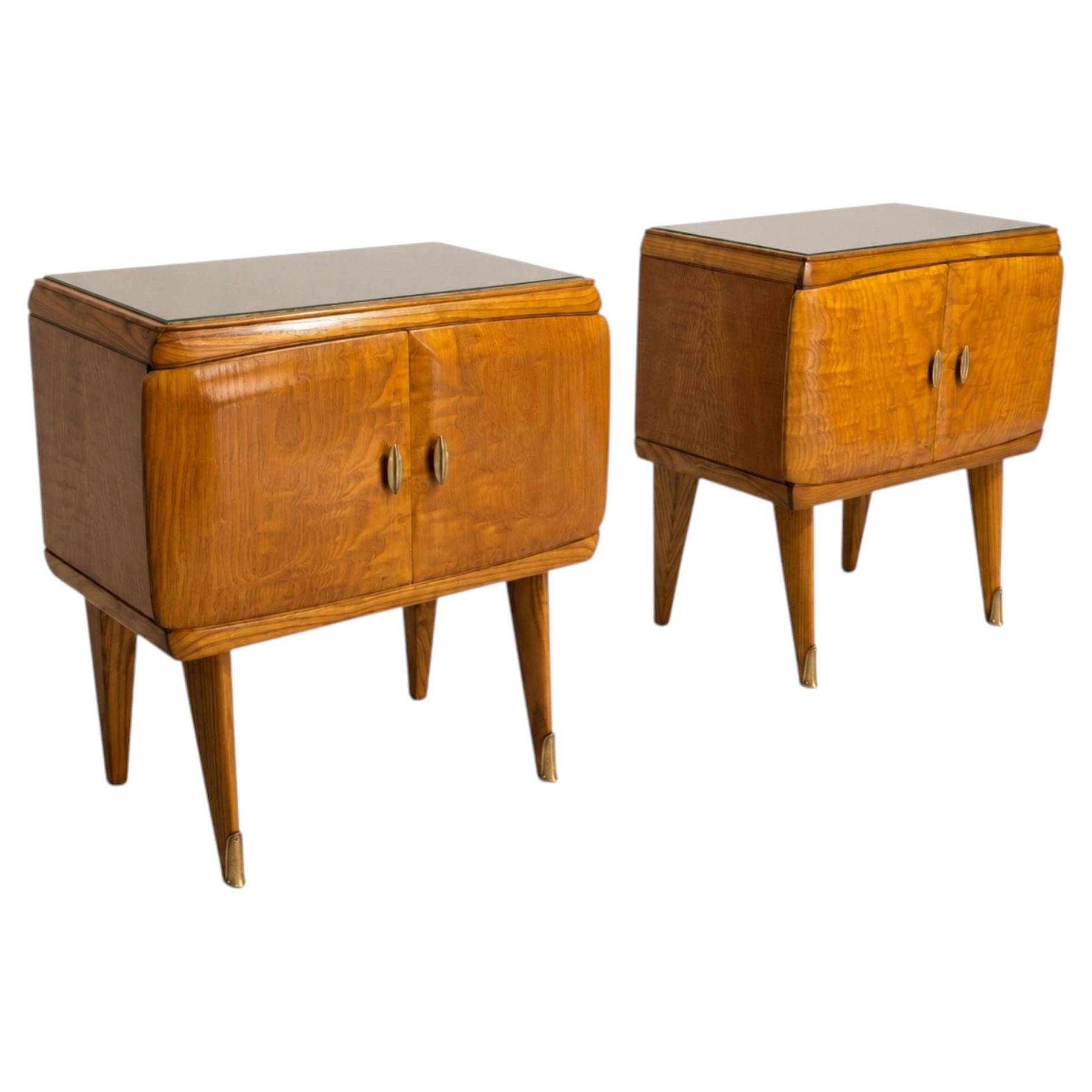 Coppia di comodini italiani in stile Mid-Century Modern in betulla, ottone e vetro