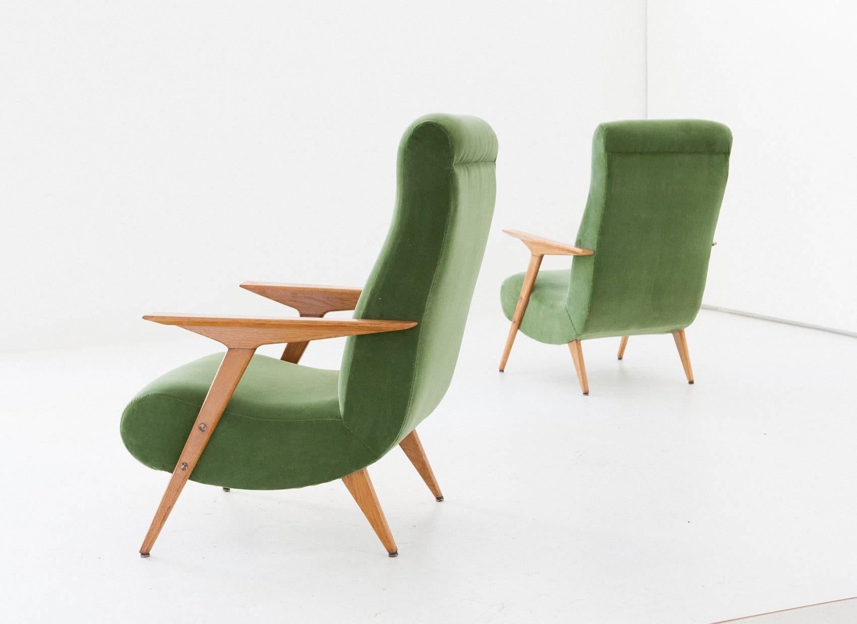 Pair of Italian Mid-Century Modern Oak Wood and Green Velvet Armchairs, 1950 In Good Condition In Rome, IT