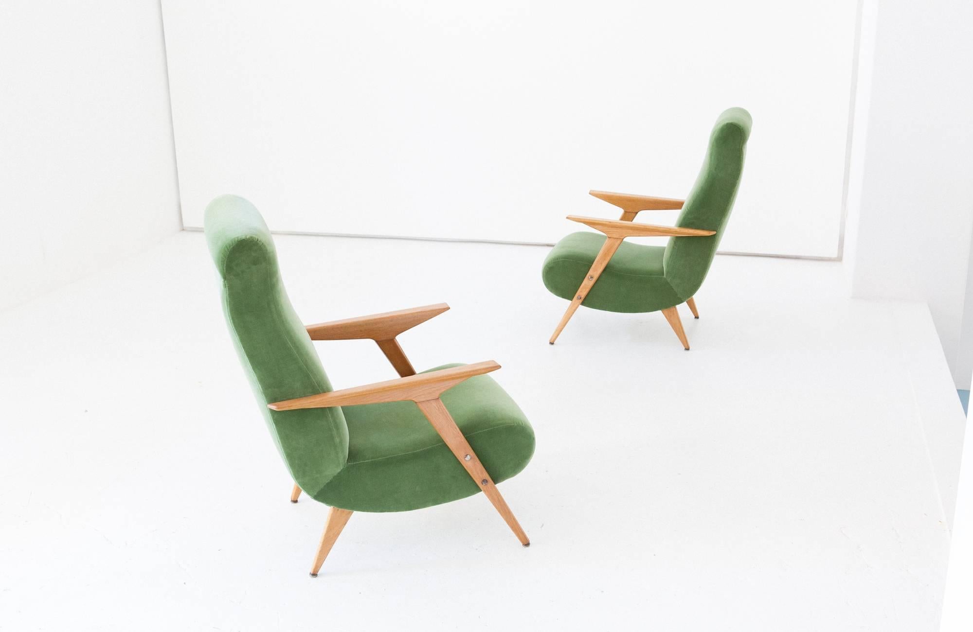 Mid-20th Century Pair of Italian Mid-Century Modern Oak Wood and Green Velvet Armchairs, 1950