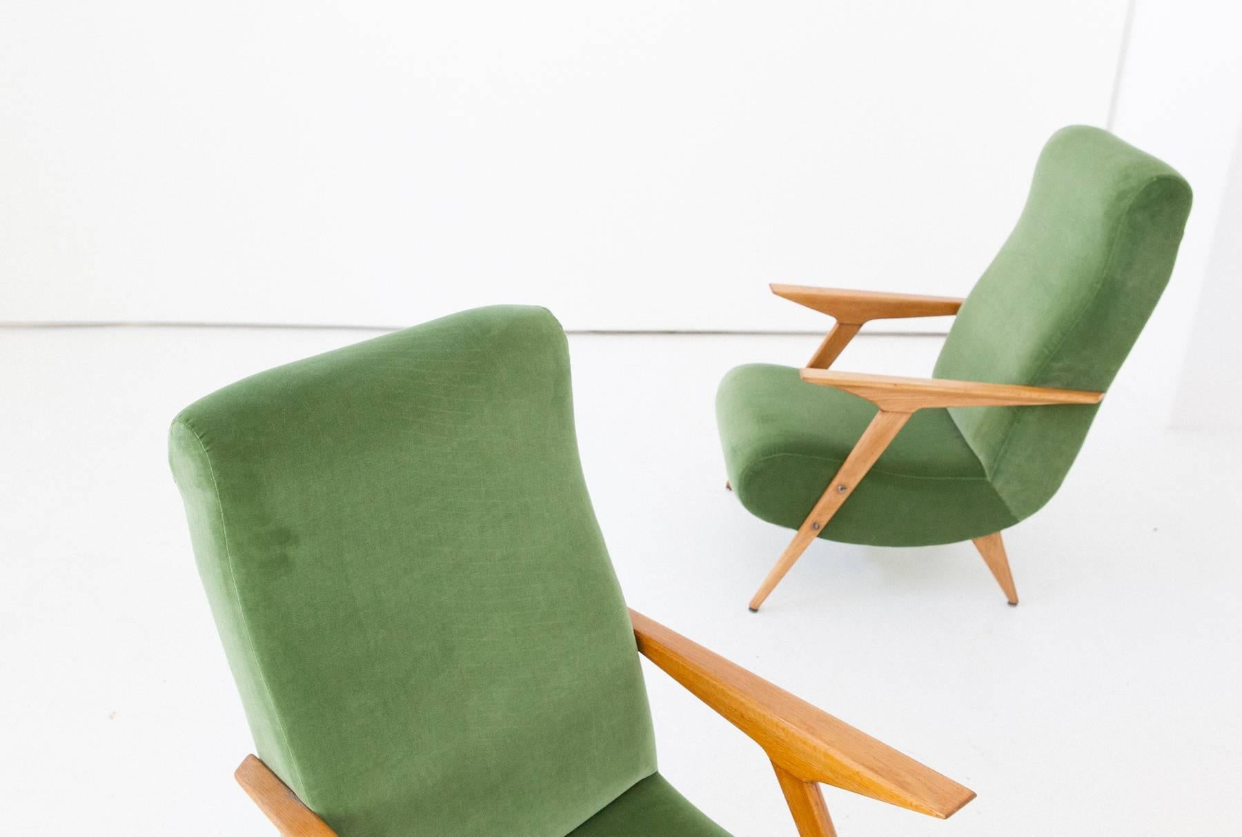 Pair of Italian Mid-Century Modern Oak Wood and Green Velvet Armchairs, 1950 1