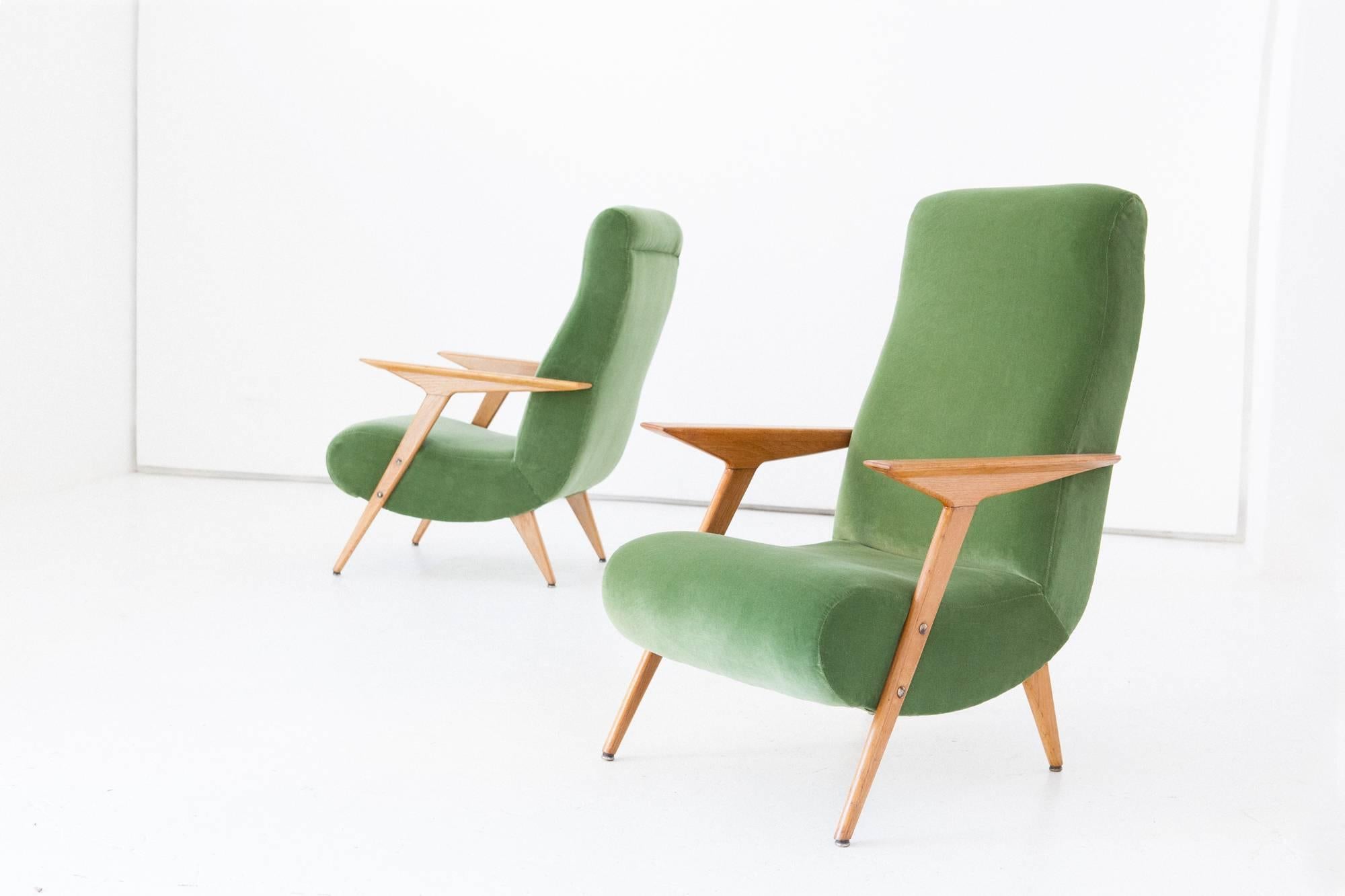 Pair of Italian Mid-Century Modern Oak Wood and New Green Velvet Armchairs, 1950 3