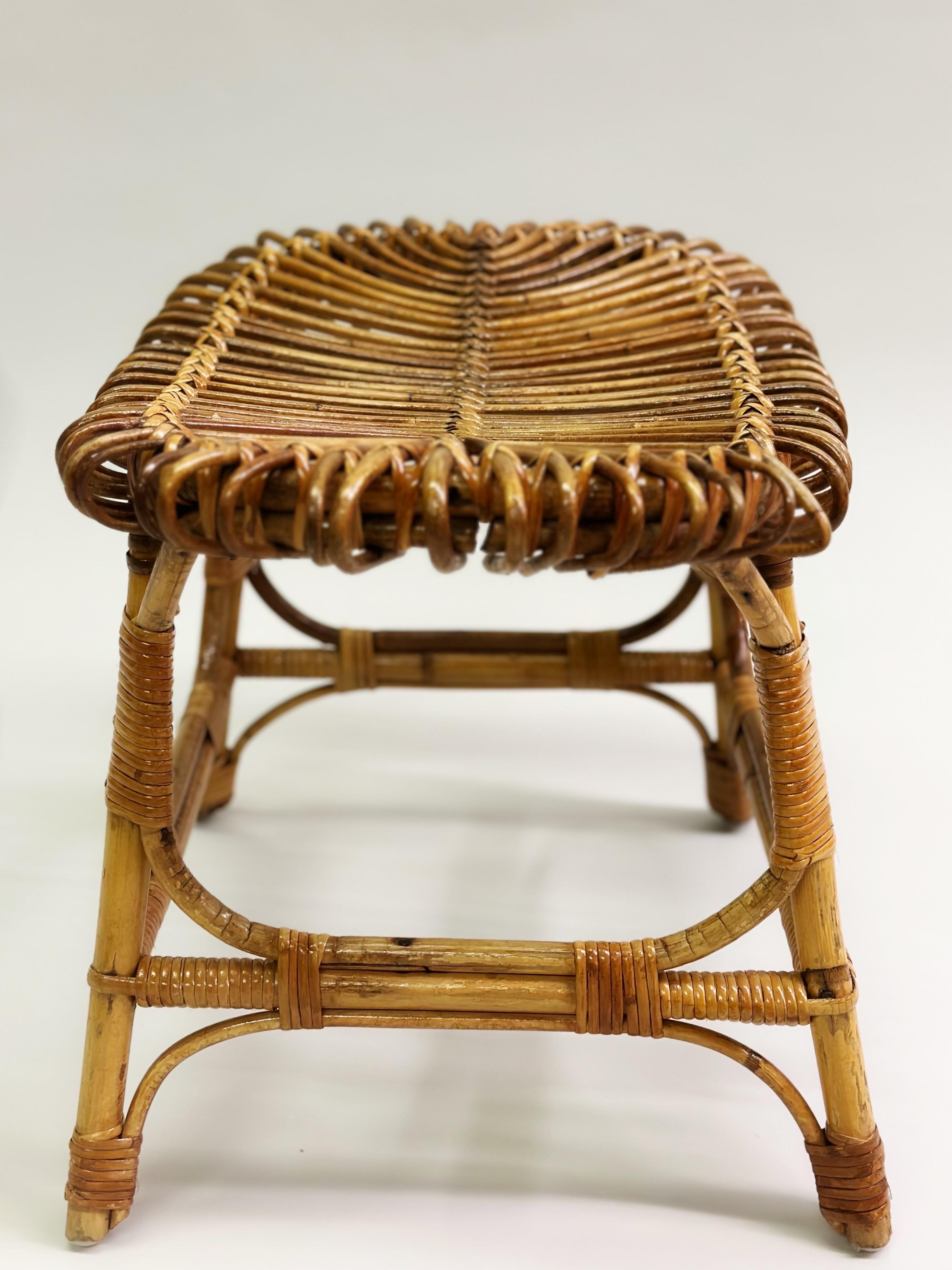 Paire de tabourets/ bancs italiens en rotin, de style mi-siècle moderne, attr. Franco Albini en vente 3