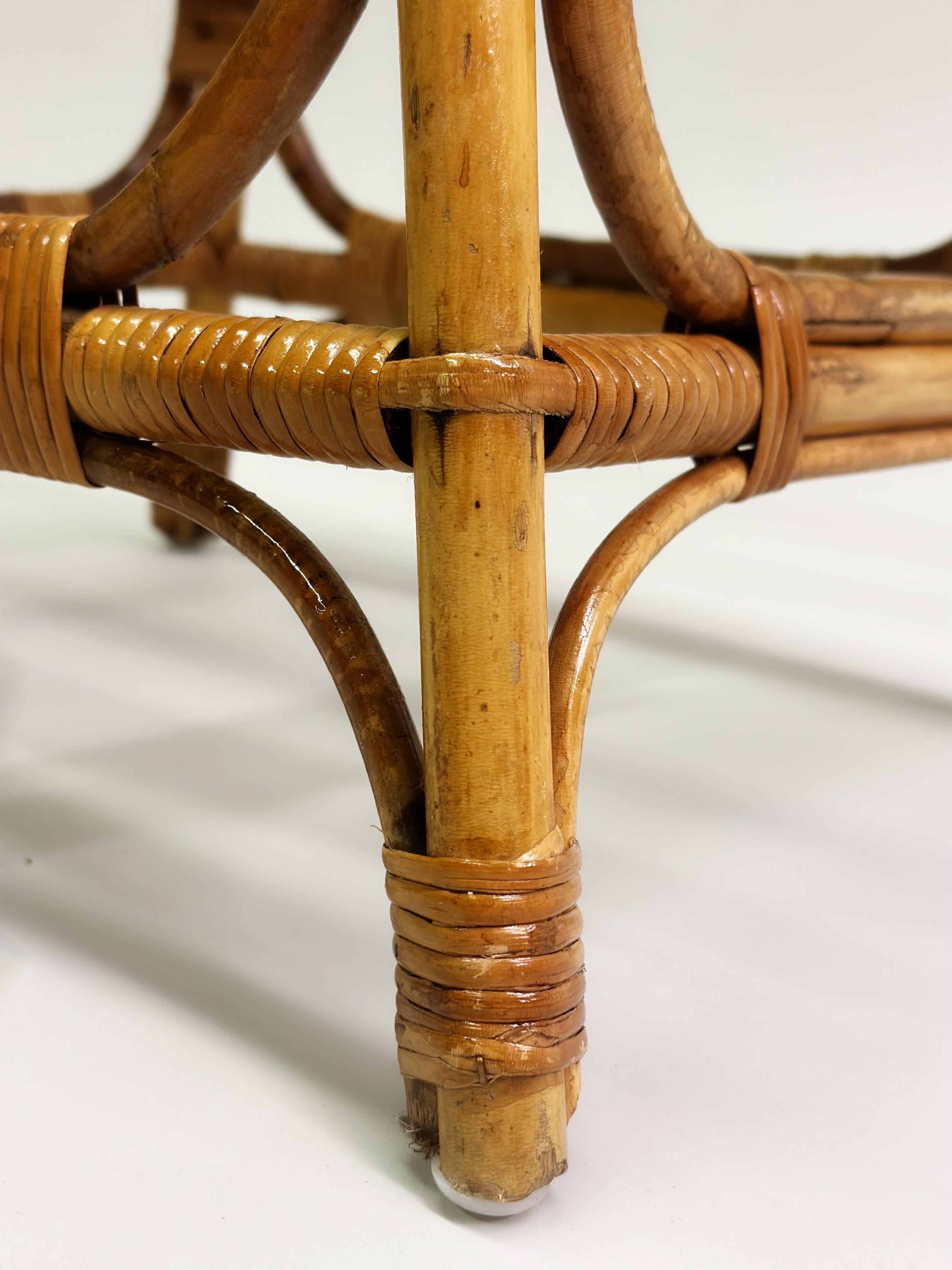 Paire de tabourets/ bancs italiens en rotin, de style mi-siècle moderne, attr. Franco Albini en vente 10