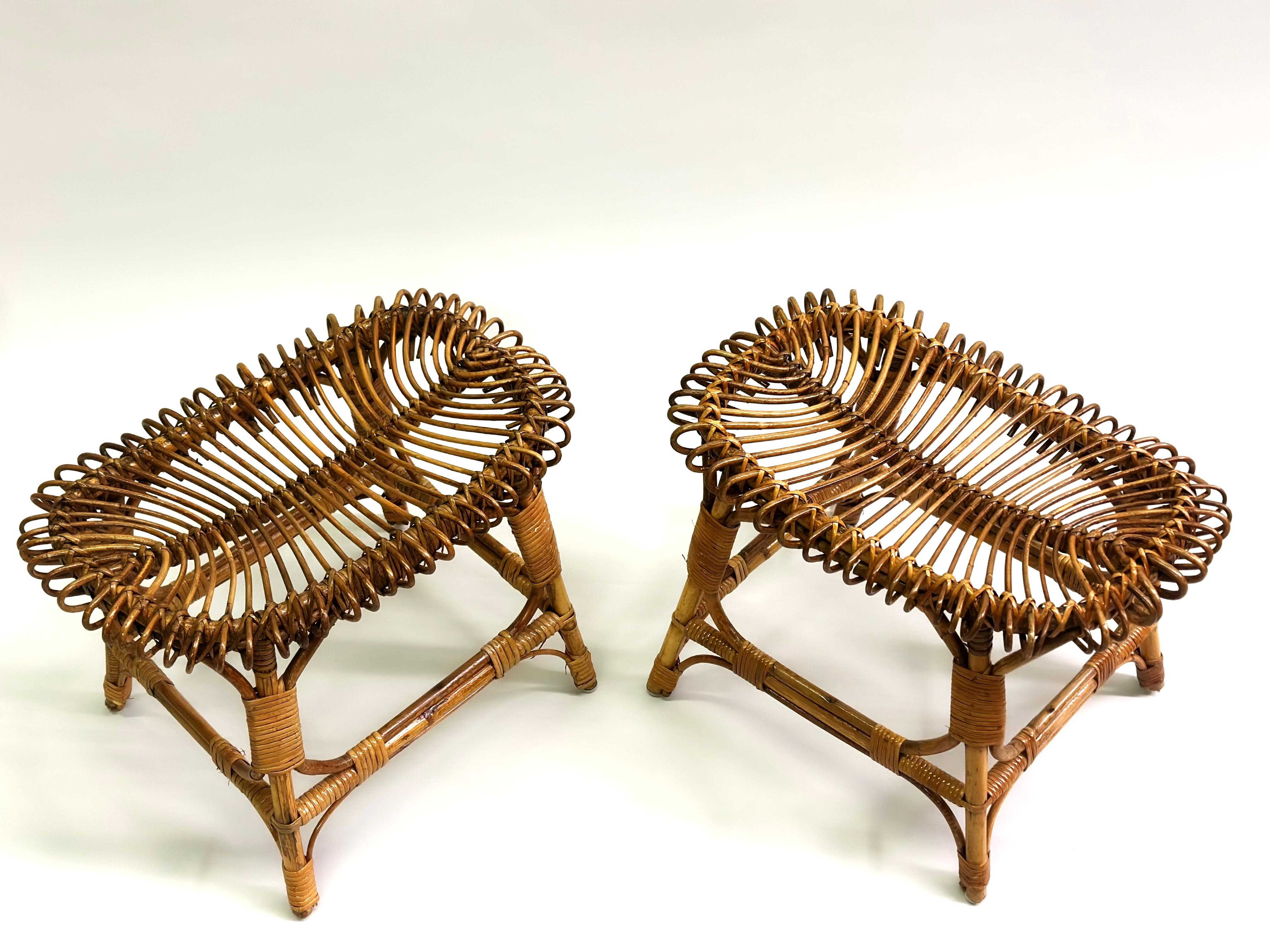 Elegante paire de bancs ou tabourets italiens modernes du milieu du siècle en rotin attribué  à Franco Albini, Italie, vers 1950. Les œuvres possèdent des formes dramatiques et poétiques, les sièges étant composés en forme de colonne vertébrale, les