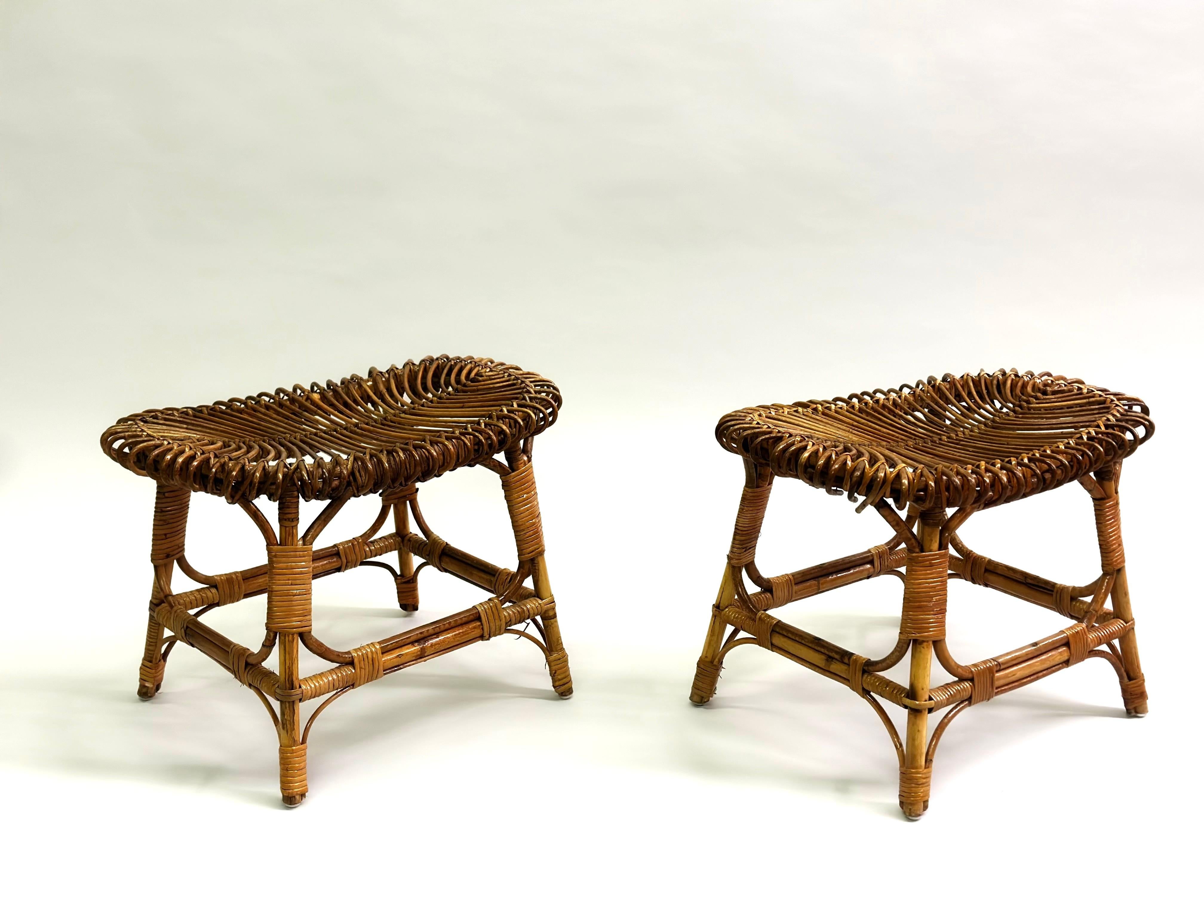 Fait main Paire de tabourets/ bancs italiens en rotin, de style mi-siècle moderne, attr. Franco Albini en vente