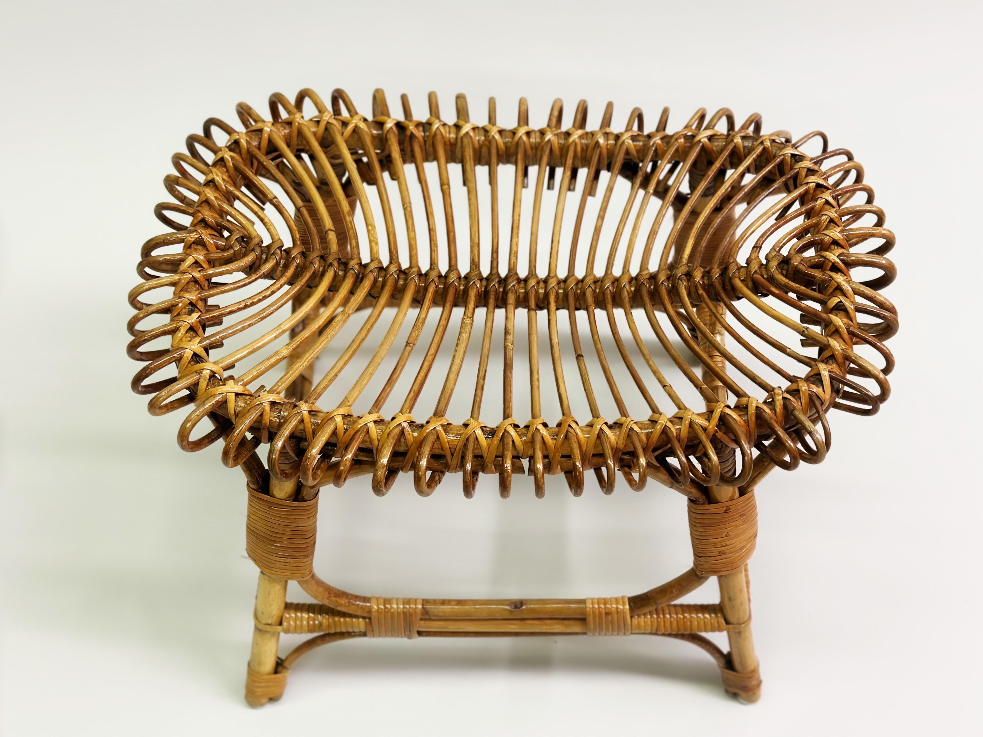 20ième siècle Paire de tabourets/ bancs italiens en rotin, de style mi-siècle moderne, attr. Franco Albini en vente