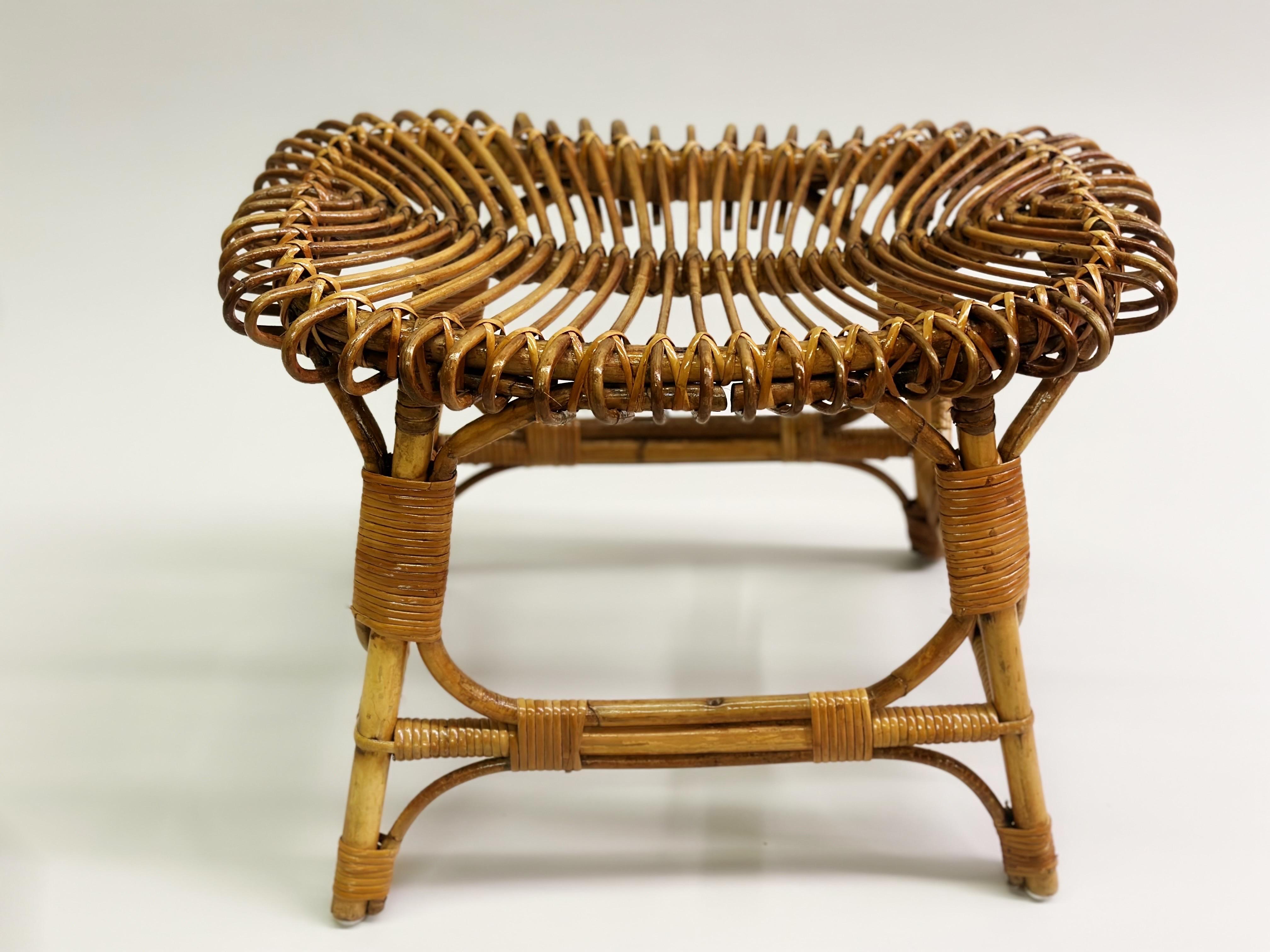 Bambou Paire de tabourets/ bancs italiens en rotin, de style mi-siècle moderne, attr. Franco Albini en vente