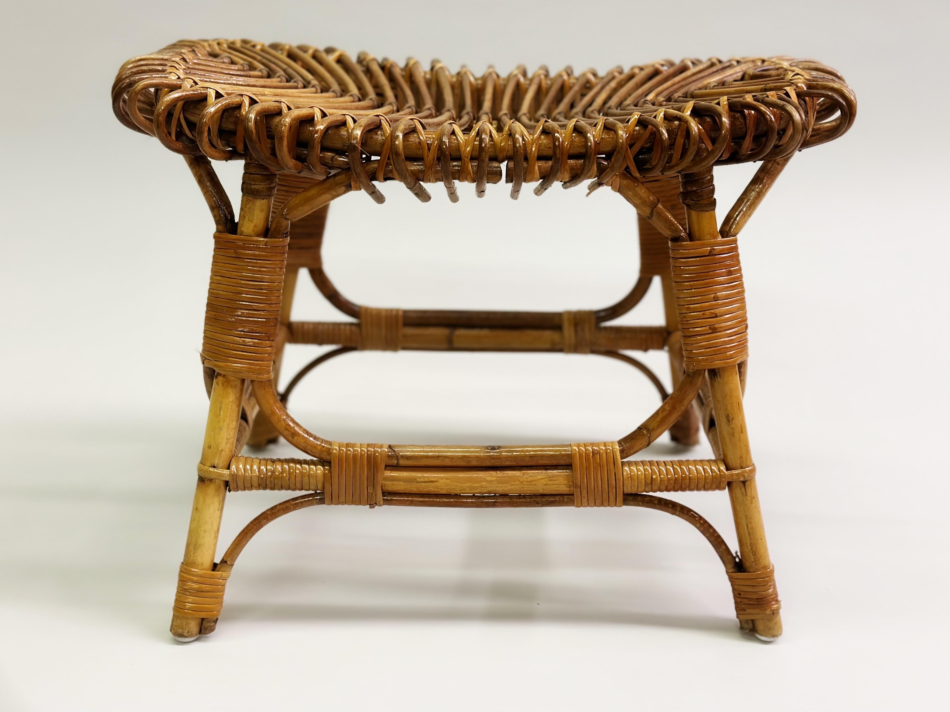 Paire de tabourets/ bancs italiens en rotin, de style mi-siècle moderne, attr. Franco Albini en vente 1