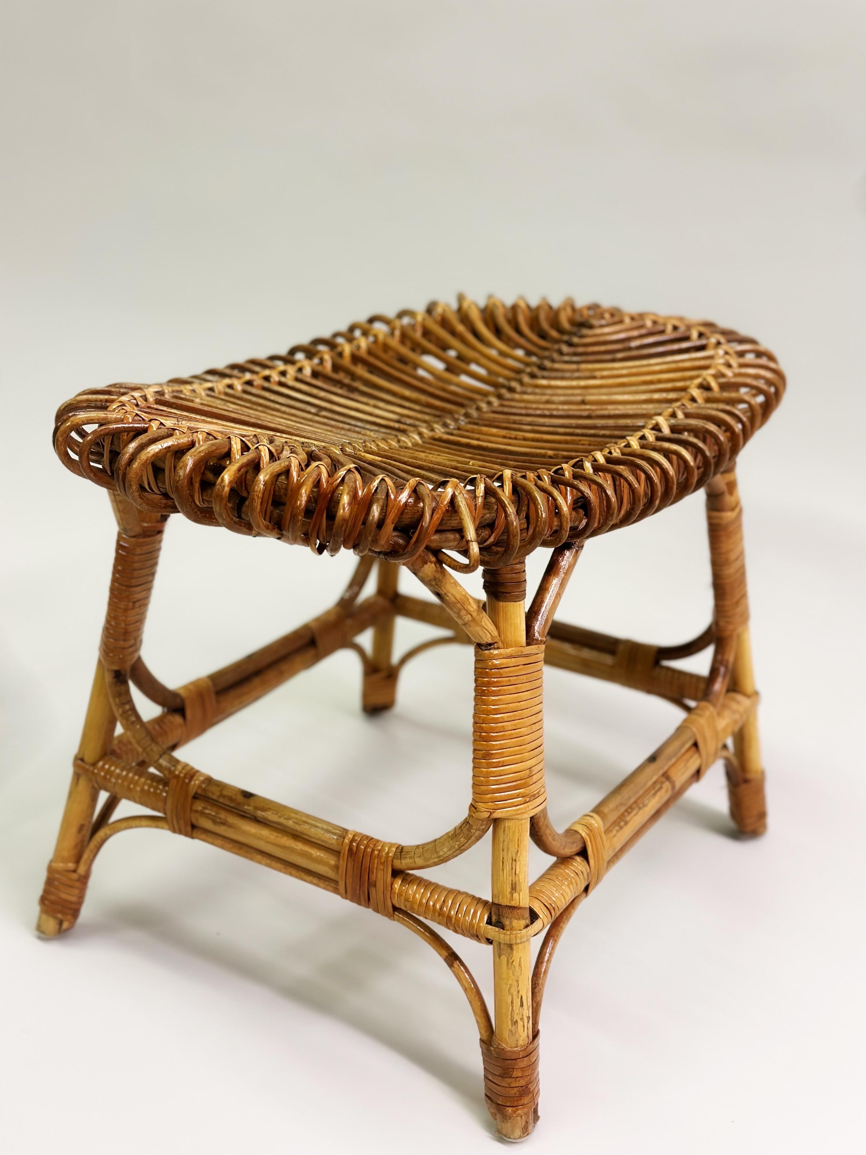 Paire de tabourets/ bancs italiens en rotin, de style mi-siècle moderne, attr. Franco Albini en vente 2